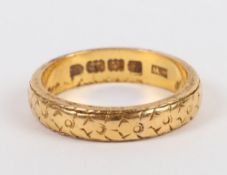 A decorative 22ct gold band, 6.34g