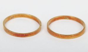 Two 18ct gold bands, total 3.7g