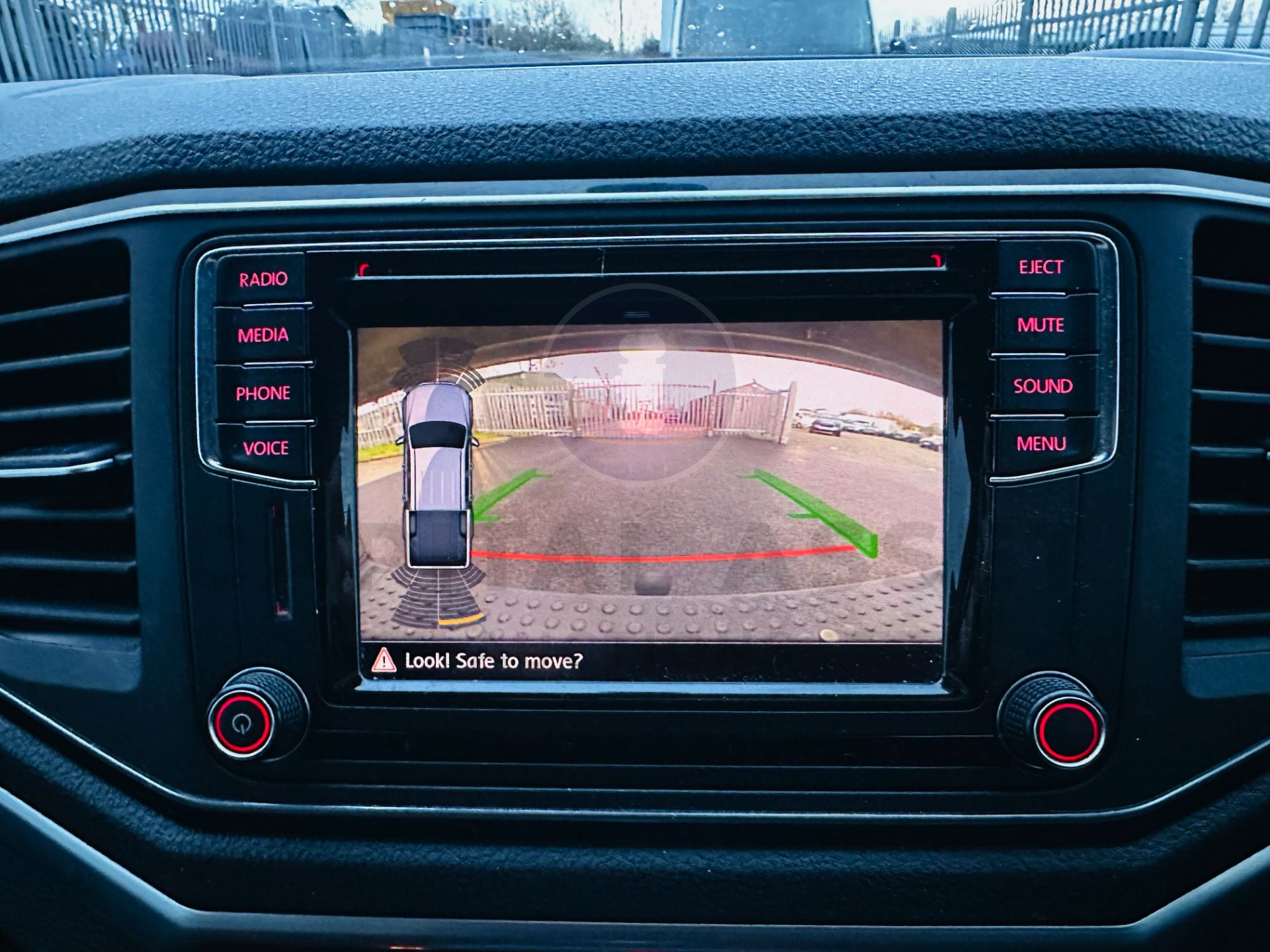 VOLKSWAGEN AMAROK 3.0TDI V6 *HIGHLINE EDIITON* 4 MOTION DSG AUTO - 1 OWNER FROM NEW. - EURO 6 - Image 27 of 31