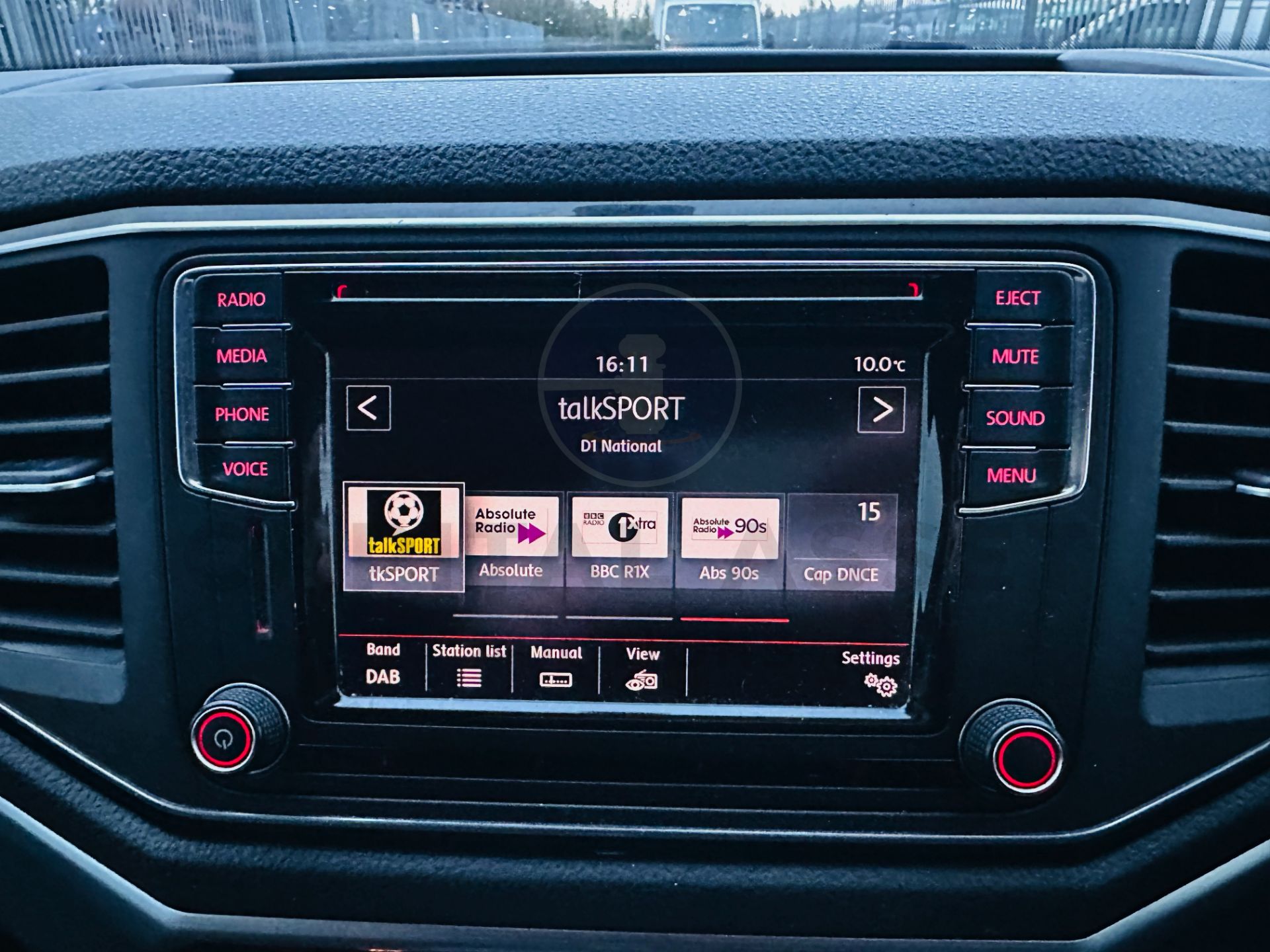 VOLKSWAGEN AMAROK 3.0TDI V6 *HIGHLINE EDIITON* 4 MOTION DSG AUTO - 1 OWNER FROM NEW. - EURO 6 - Image 26 of 31