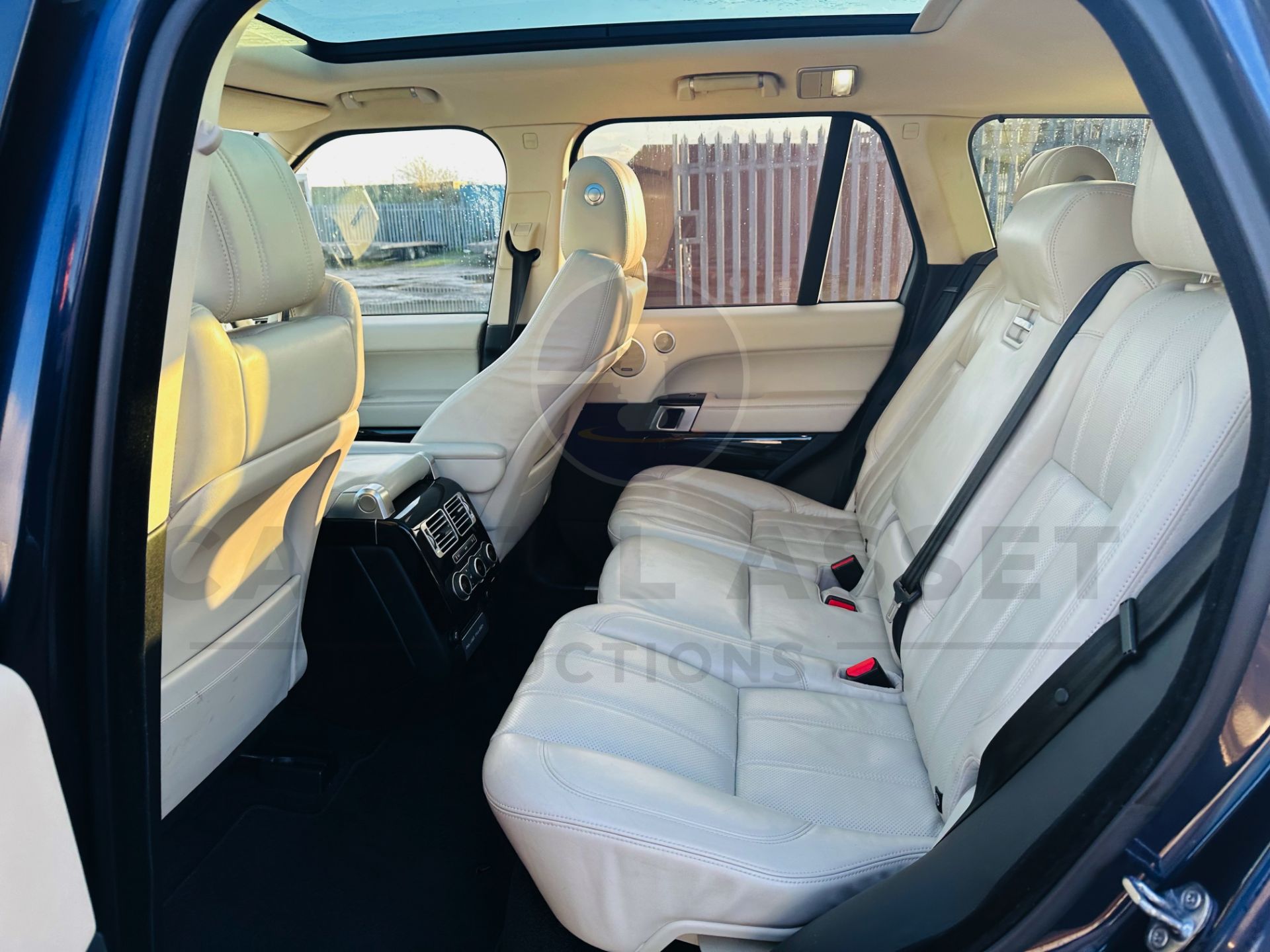 RANGE ROVER VOGUE "3.0 TDV6" AUTO - 17 REG - AIR SUSPENSION - LEATHER -SAT NAV - MEGA SPEC - NO VAT! - Image 14 of 37