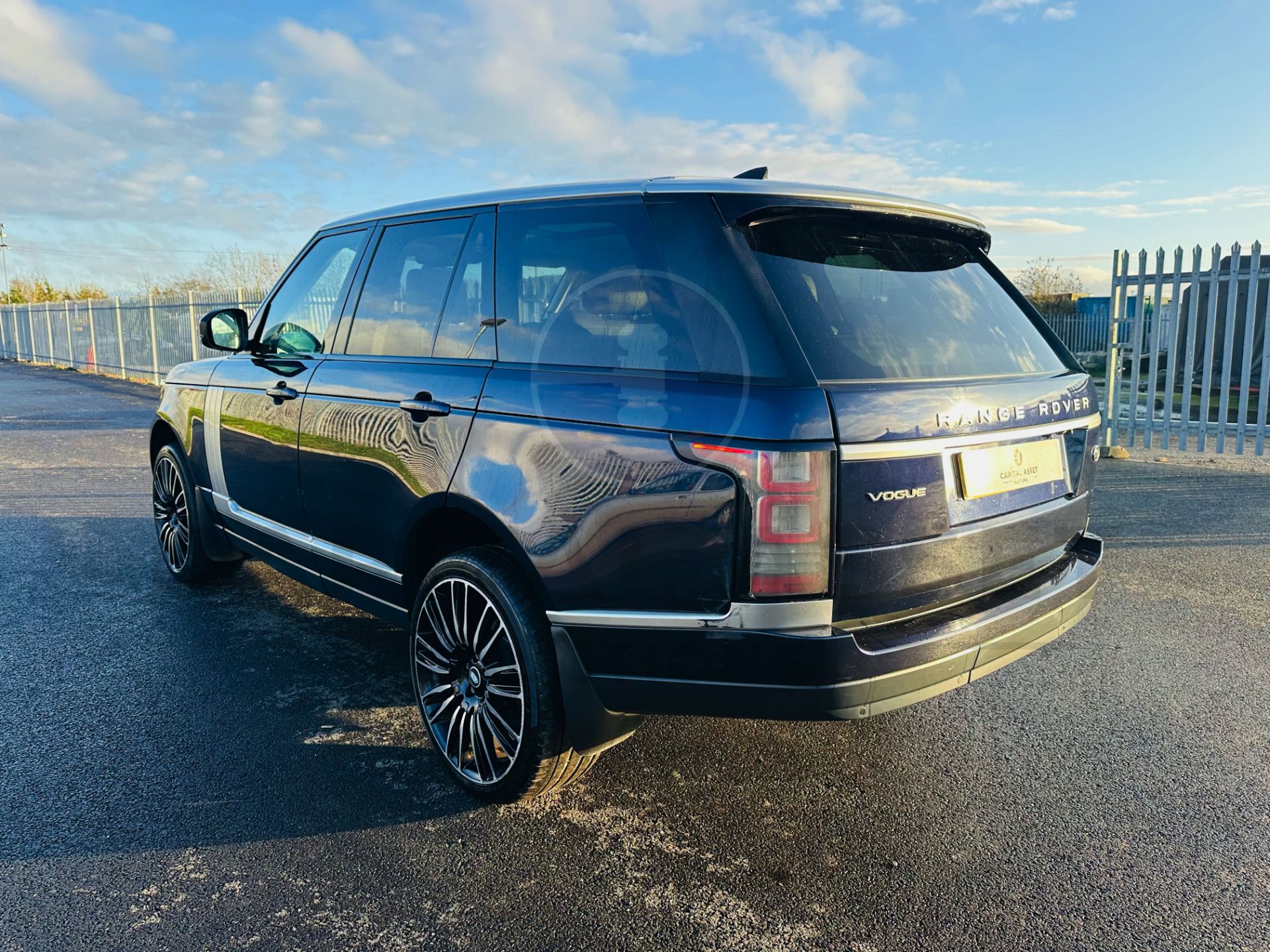RANGE ROVER VOGUE "3.0 TDV6" AUTO - 17 REG - AIR SUSPENSION - LEATHER -SAT NAV - MEGA SPEC - NO VAT! - Image 7 of 37