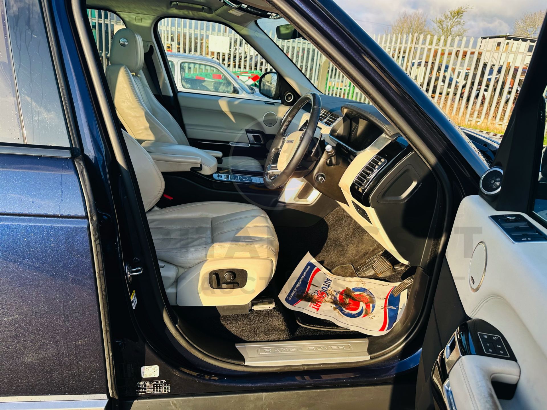 RANGE ROVER VOGUE "3.0 TDV6" AUTO - 17 REG - AIR SUSPENSION - LEATHER -SAT NAV - MEGA SPEC - NO VAT! - Image 19 of 37