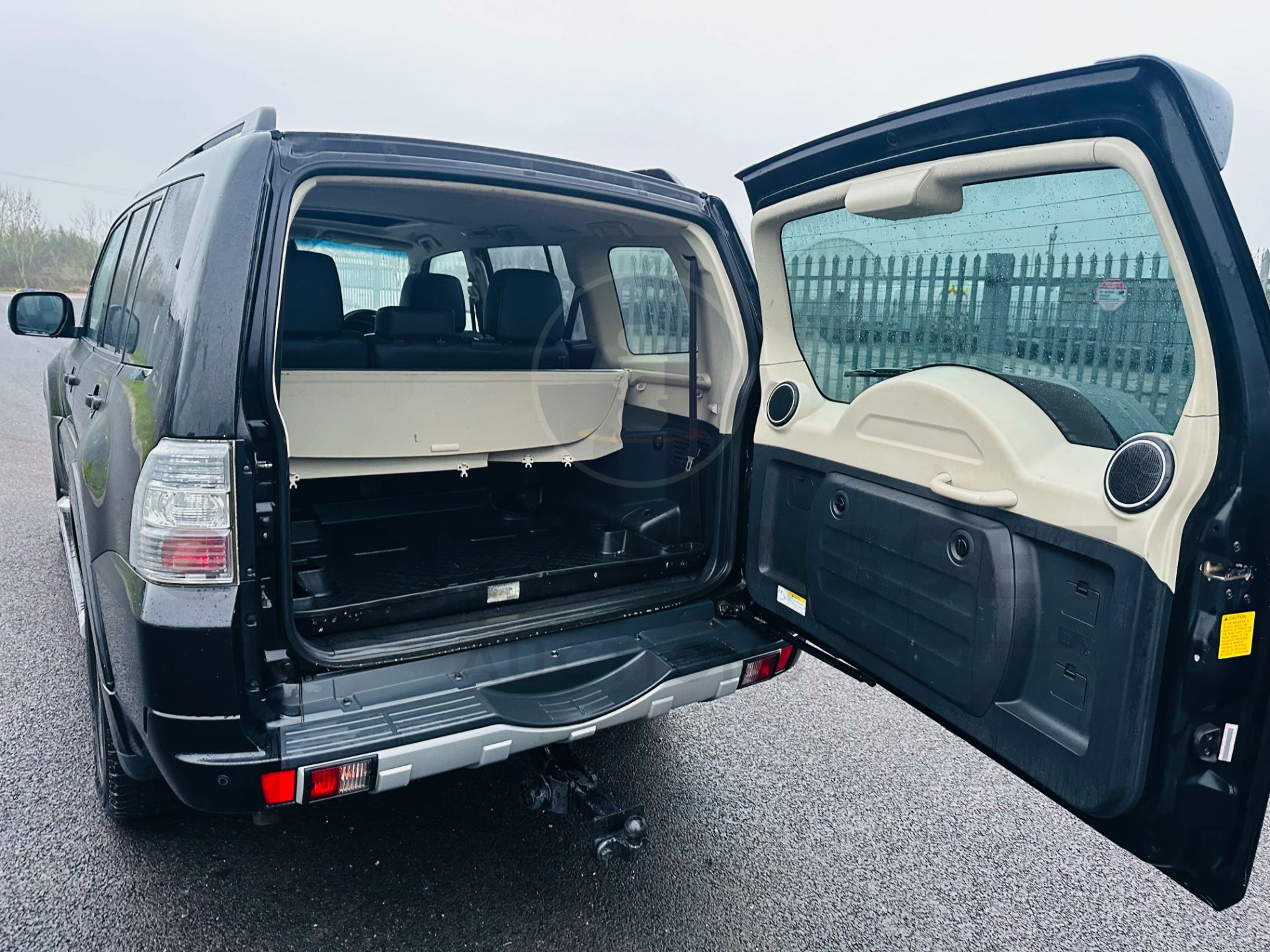 (On Sale) MITSUBISHI SHOGUN 3.2 DI-DC "SG3" AUTOMATIC (2018) SAT NAV - LEATHER - PAN ROOF - NO VAT!! - Image 13 of 32