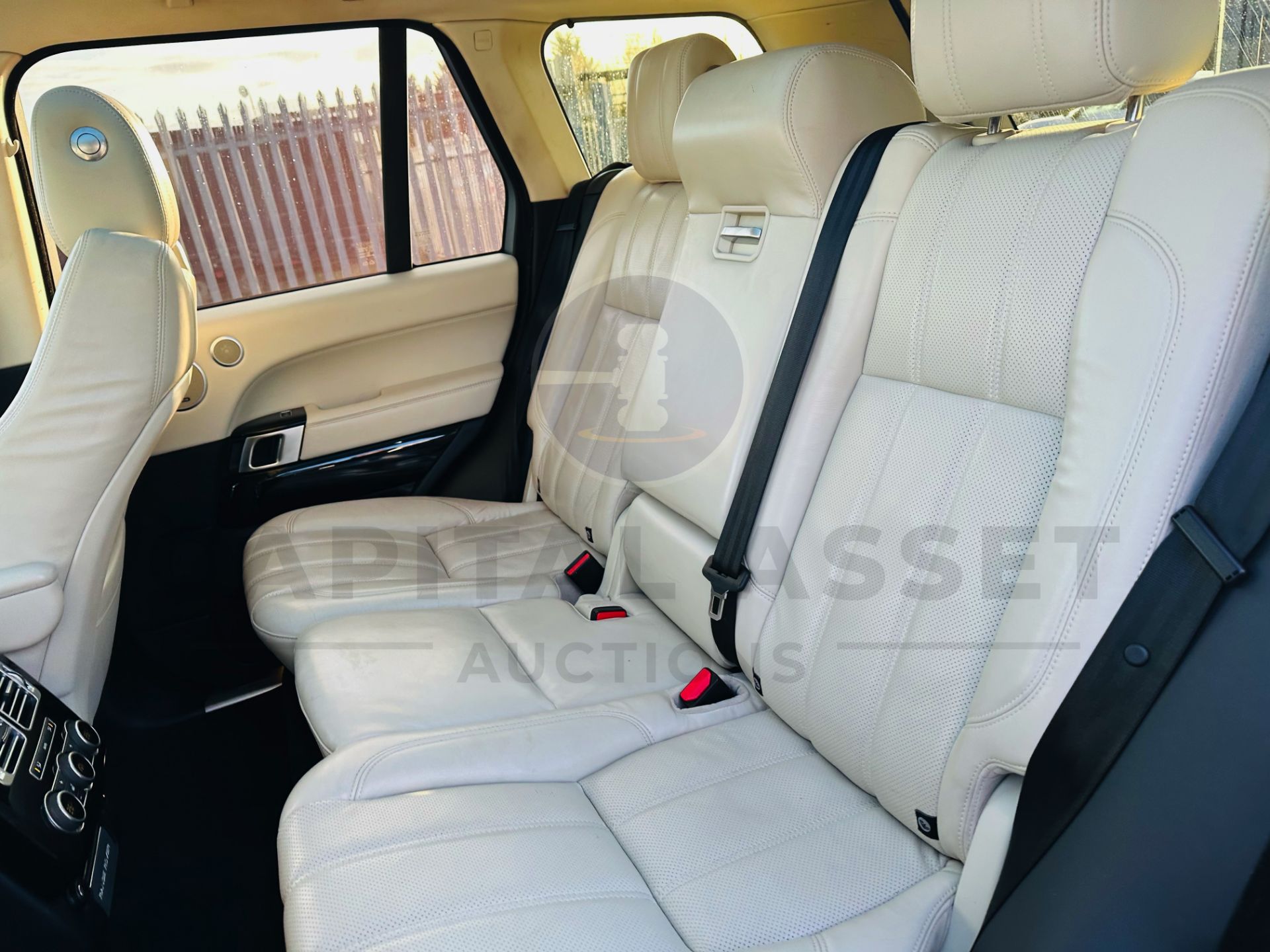 RANGE ROVER VOGUE "3.0 TDV6" AUTO - 17 REG - AIR SUSPENSION - LEATHER -SAT NAV - MEGA SPEC - NO VAT! - Image 15 of 37