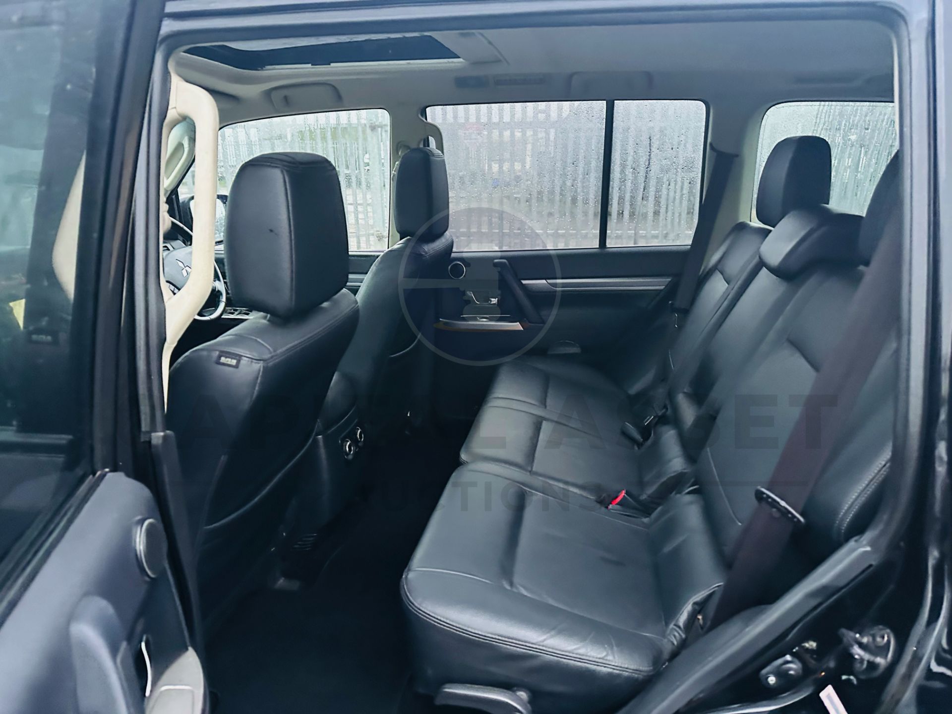 (On Sale) MITSUBISHI SHOGUN 3.2 DI-DC "SG3" AUTOMATIC (2018) SAT NAV - LEATHER - PAN ROOF - NO VAT!! - Image 15 of 32