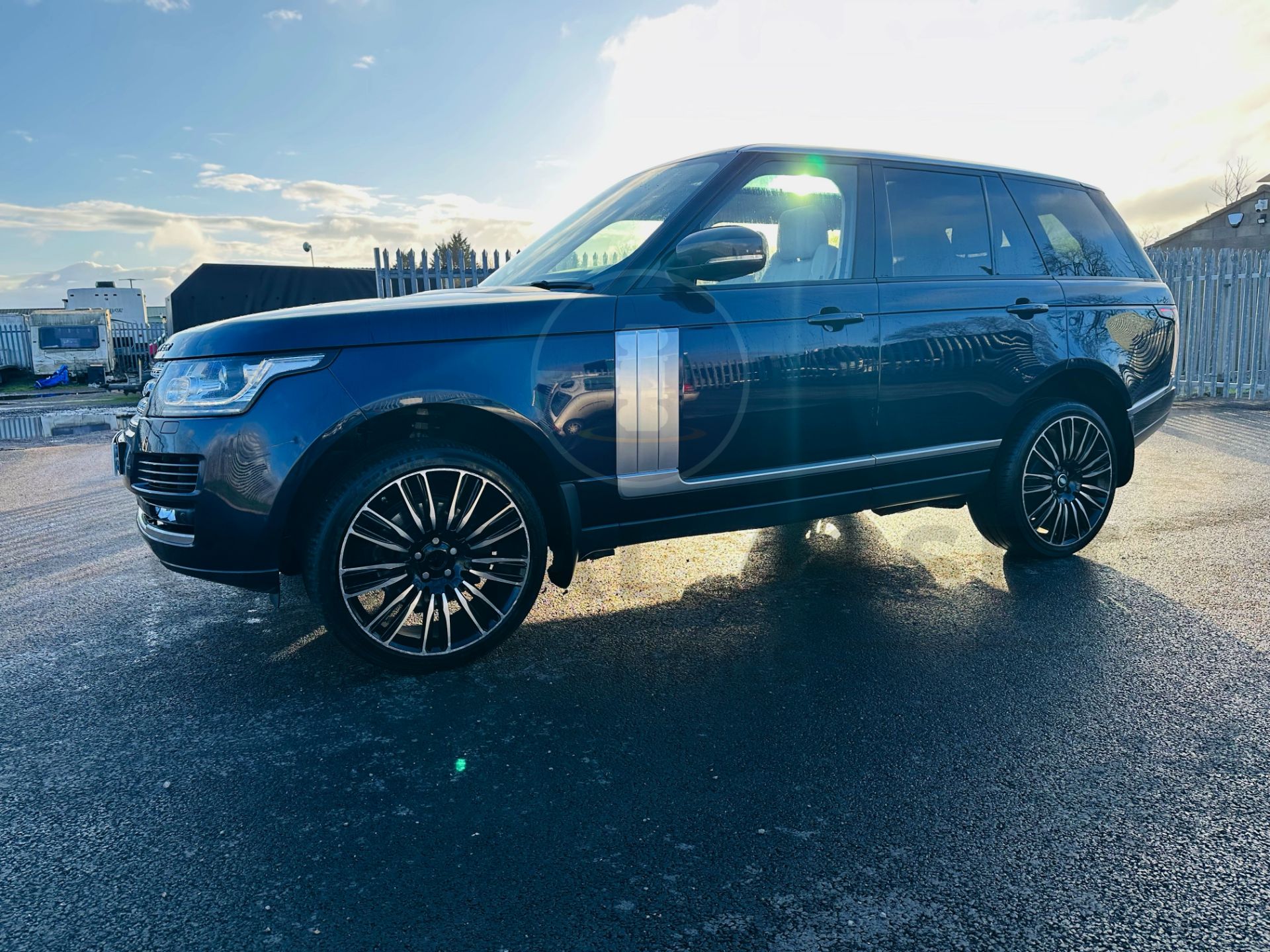 RANGE ROVER VOGUE "3.0 TDV6" AUTO - 17 REG - AIR SUSPENSION - LEATHER -SAT NAV - MEGA SPEC - NO VAT! - Image 5 of 37