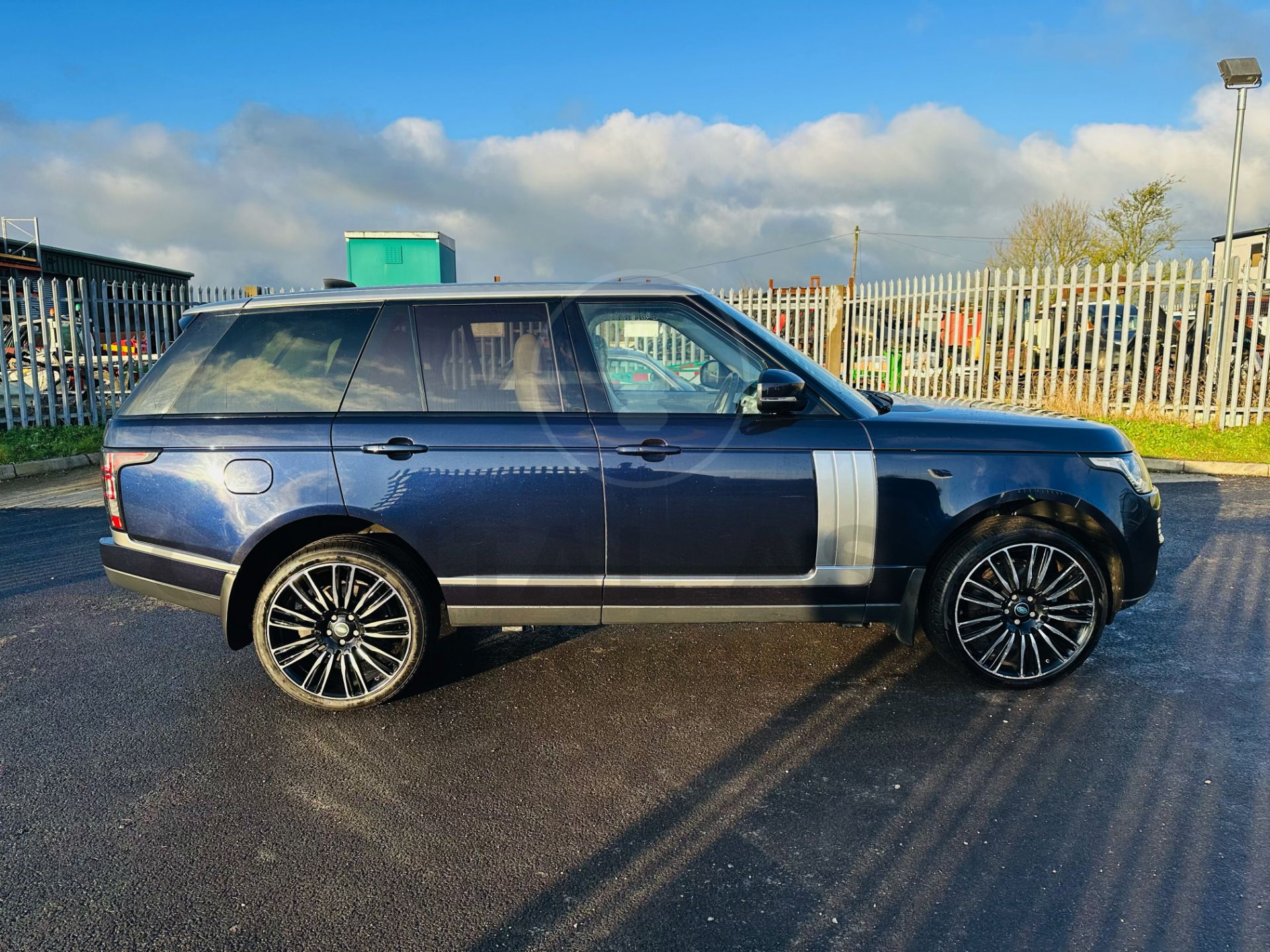 RANGE ROVER VOGUE "3.0 TDV6" AUTO - 17 REG - AIR SUSPENSION - LEATHER -SAT NAV - MEGA SPEC - NO VAT! - Image 10 of 37