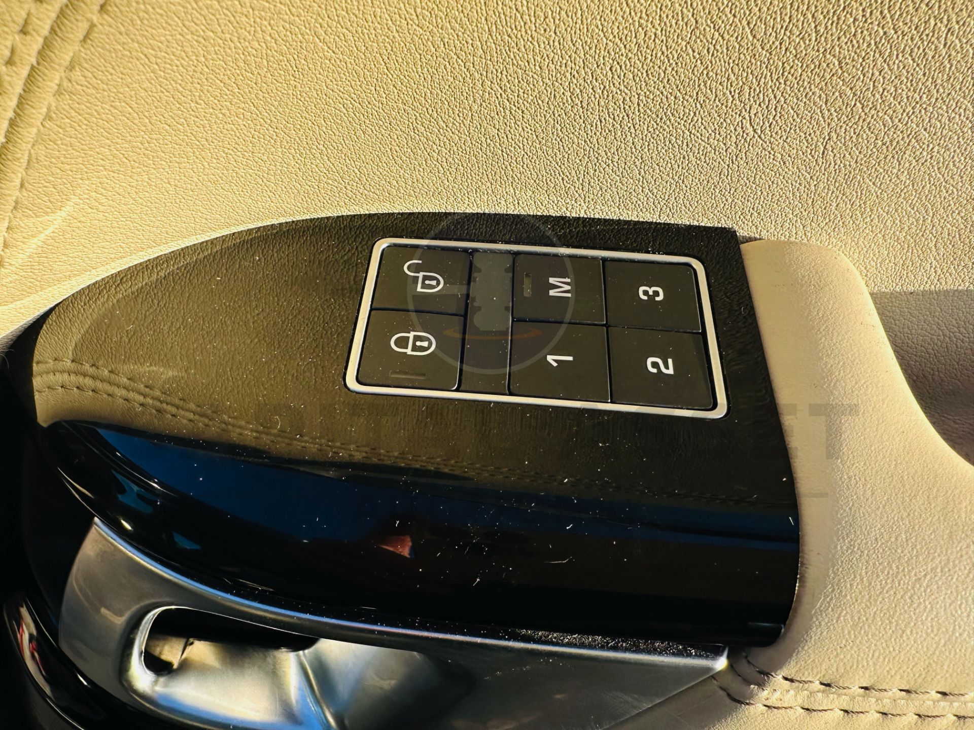 RANGE ROVER VOGUE "3.0 TDV6" AUTO - 17 REG - AIR SUSPENSION - LEATHER -SAT NAV - MEGA SPEC - NO VAT! - Image 25 of 37