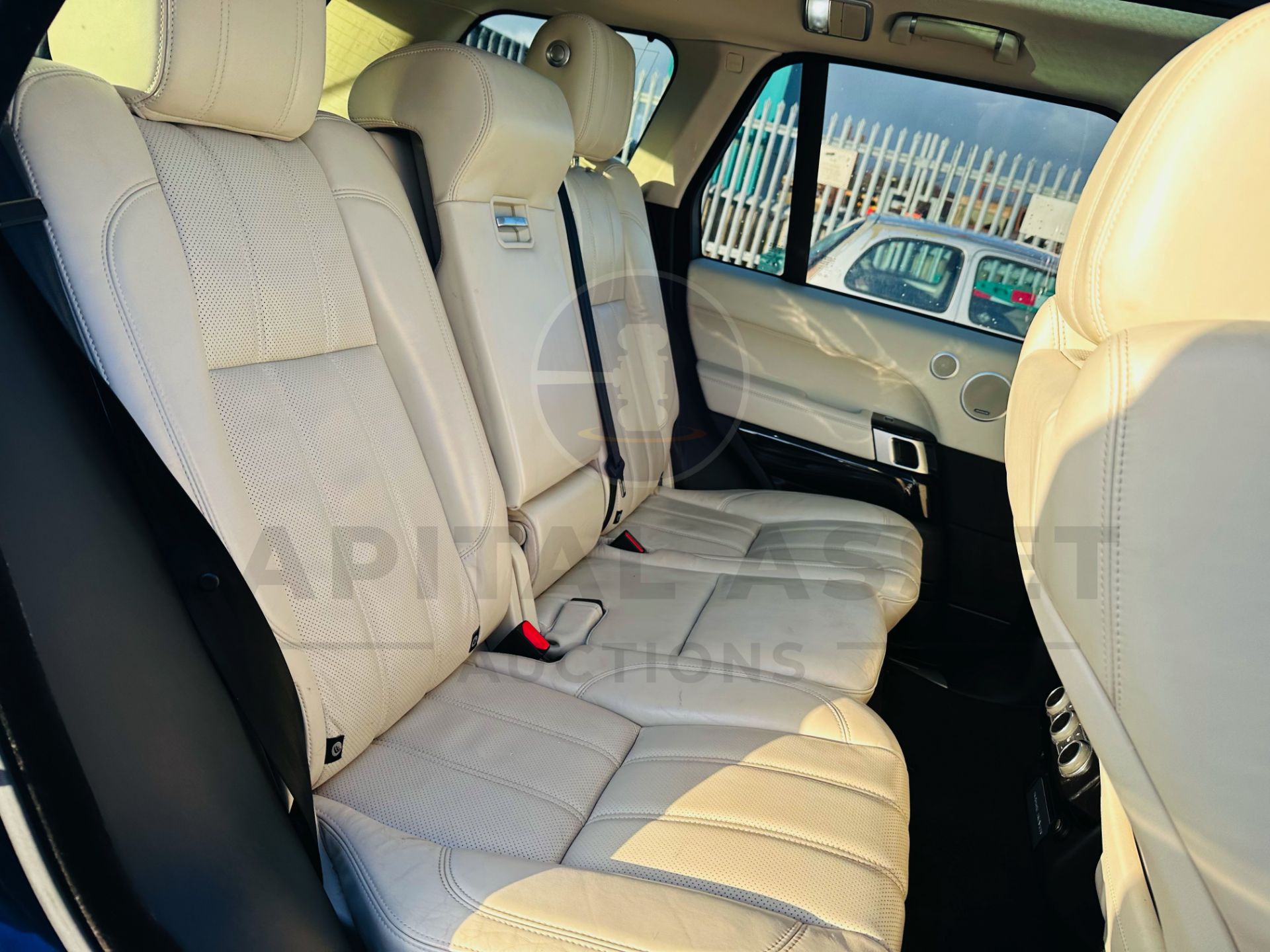 RANGE ROVER VOGUE "3.0 TDV6" AUTO - 17 REG - AIR SUSPENSION - LEATHER -SAT NAV - MEGA SPEC - NO VAT! - Image 12 of 37