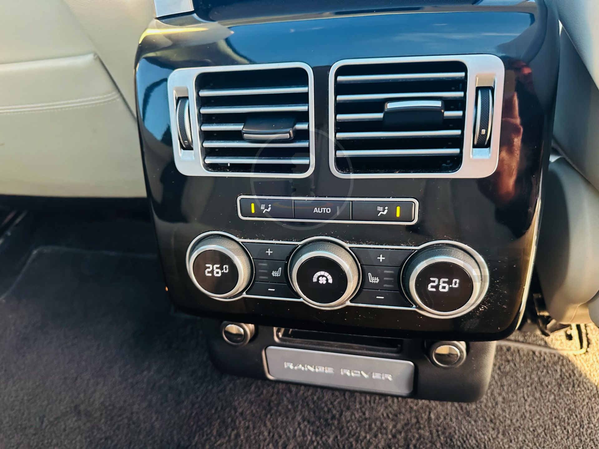 RANGE ROVER VOGUE "3.0 TDV6" AUTO - 17 REG - AIR SUSPENSION - LEATHER -SAT NAV - MEGA SPEC - NO VAT! - Image 13 of 37