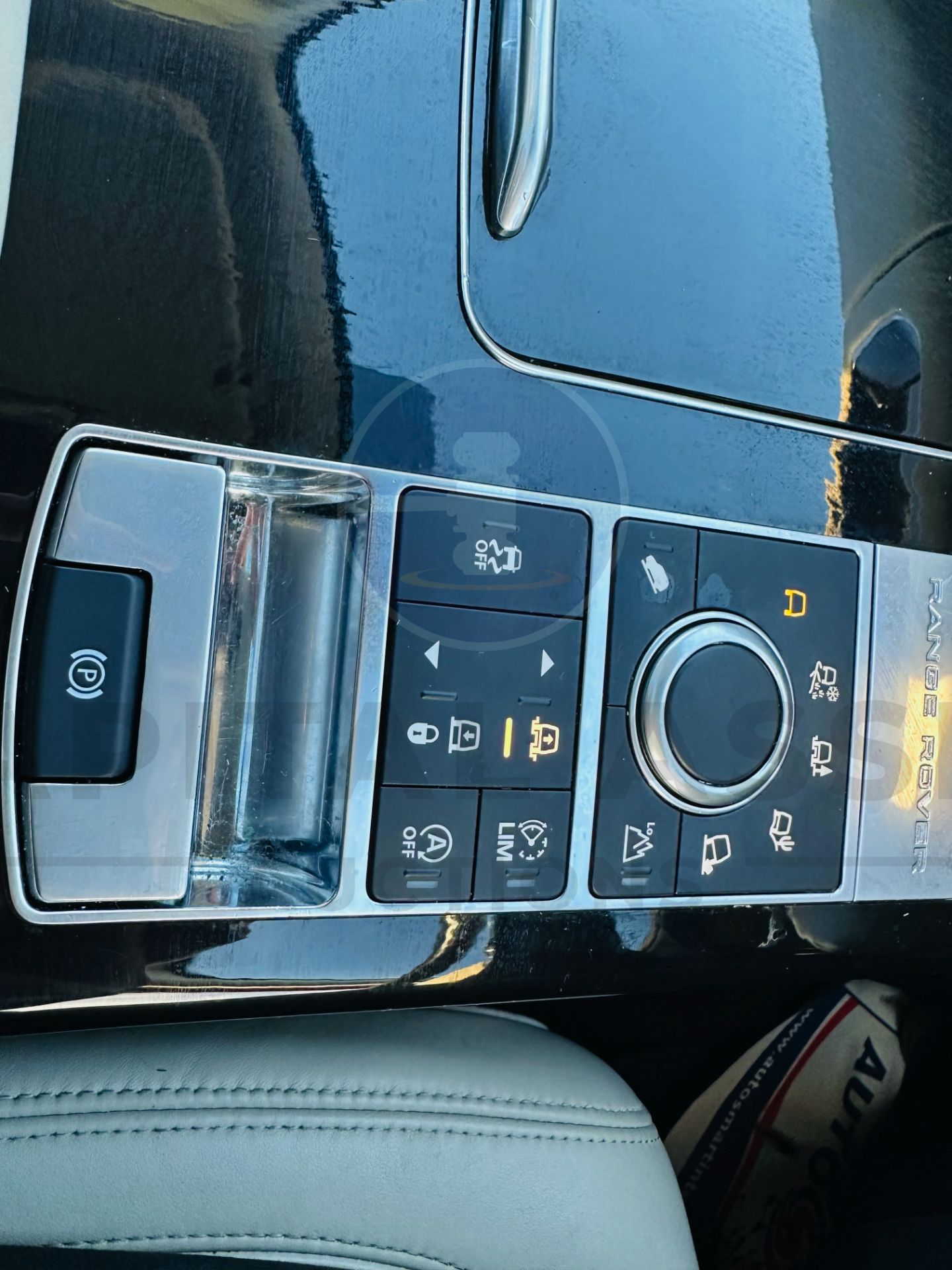 RANGE ROVER VOGUE "3.0 TDV6" AUTO - 17 REG - AIR SUSPENSION - LEATHER -SAT NAV - MEGA SPEC - NO VAT! - Image 27 of 37