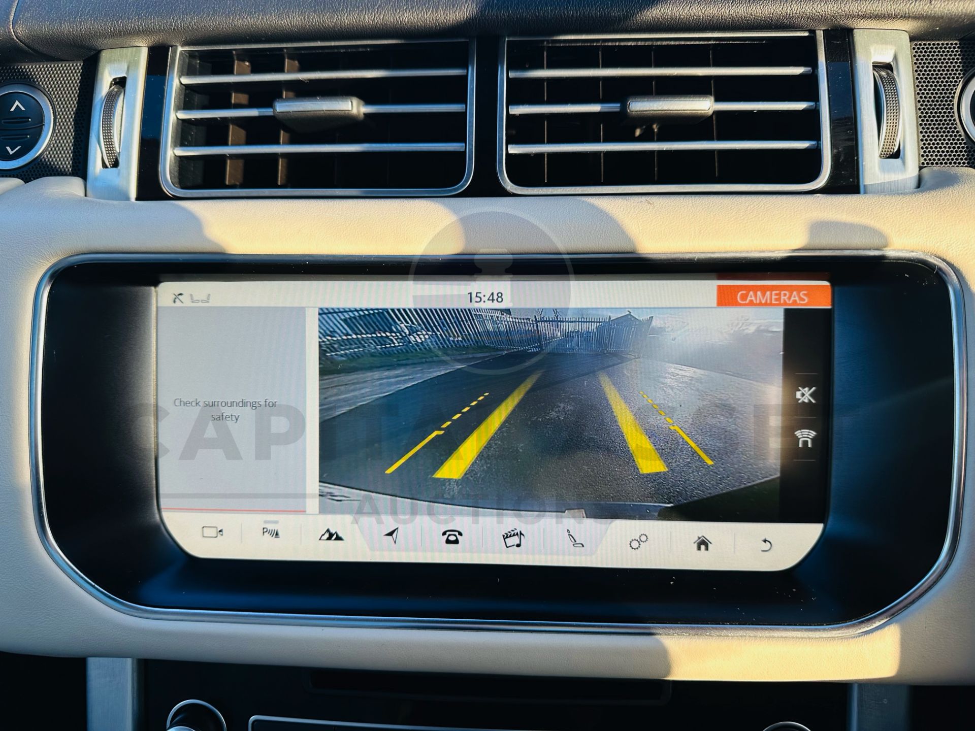 RANGE ROVER VOGUE "3.0 TDV6" AUTO - 17 REG - AIR SUSPENSION - LEATHER -SAT NAV - MEGA SPEC - NO VAT! - Image 32 of 37