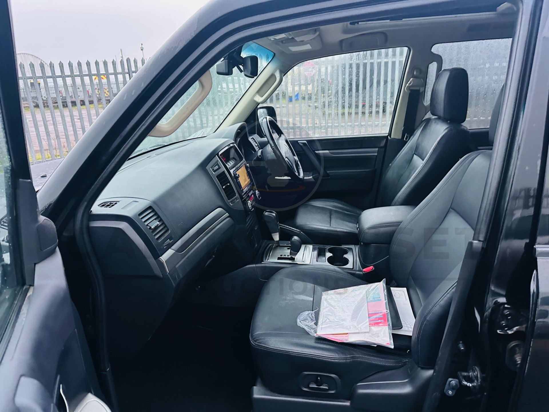 (On Sale) MITSUBISHI SHOGUN 3.2 DI-DC "SG3" AUTOMATIC (2018) SAT NAV - LEATHER - PAN ROOF - NO VAT!! - Image 17 of 32