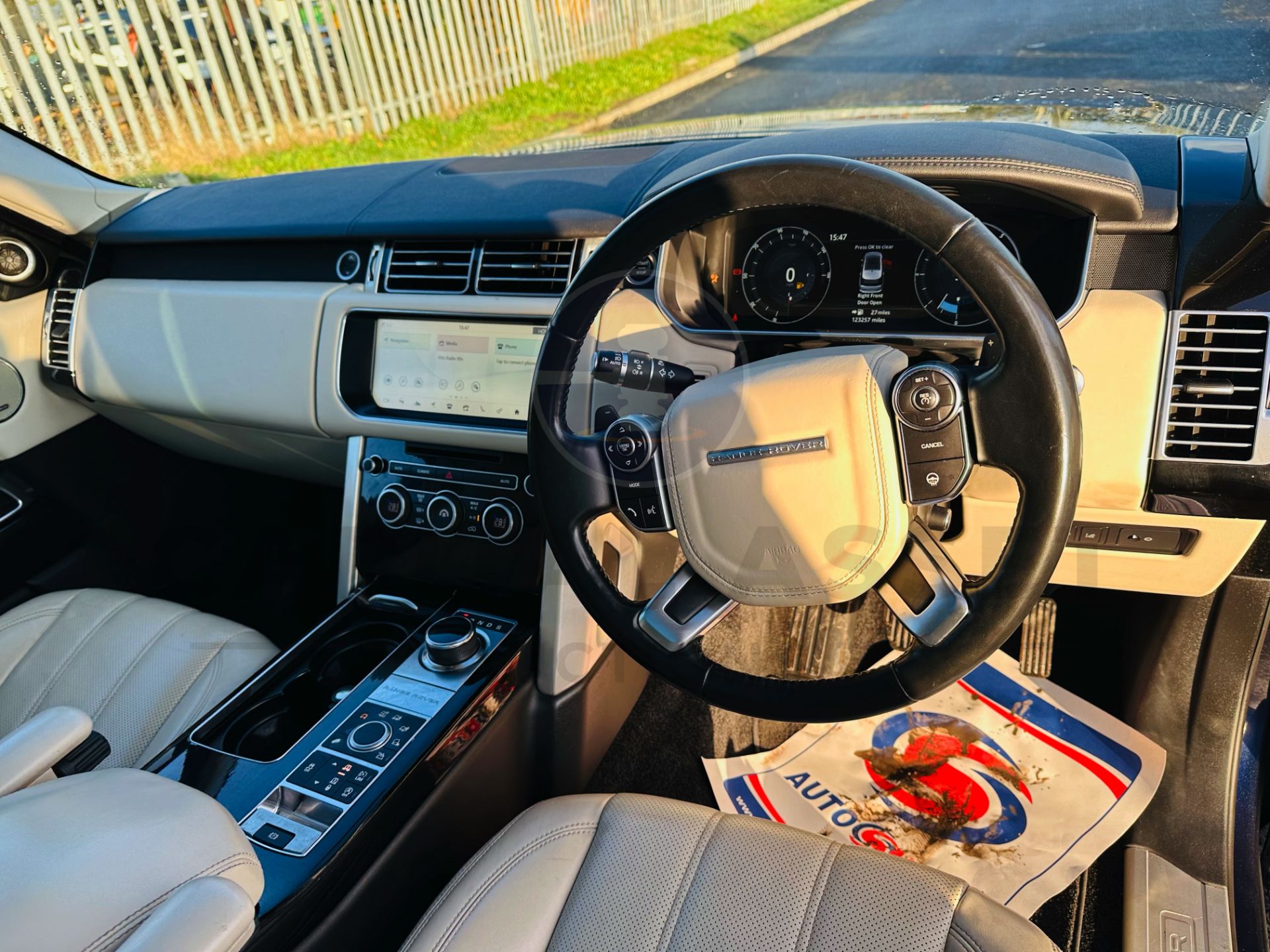 RANGE ROVER VOGUE "3.0 TDV6" AUTO - 17 REG - AIR SUSPENSION - LEATHER -SAT NAV - MEGA SPEC - NO VAT! - Image 22 of 37