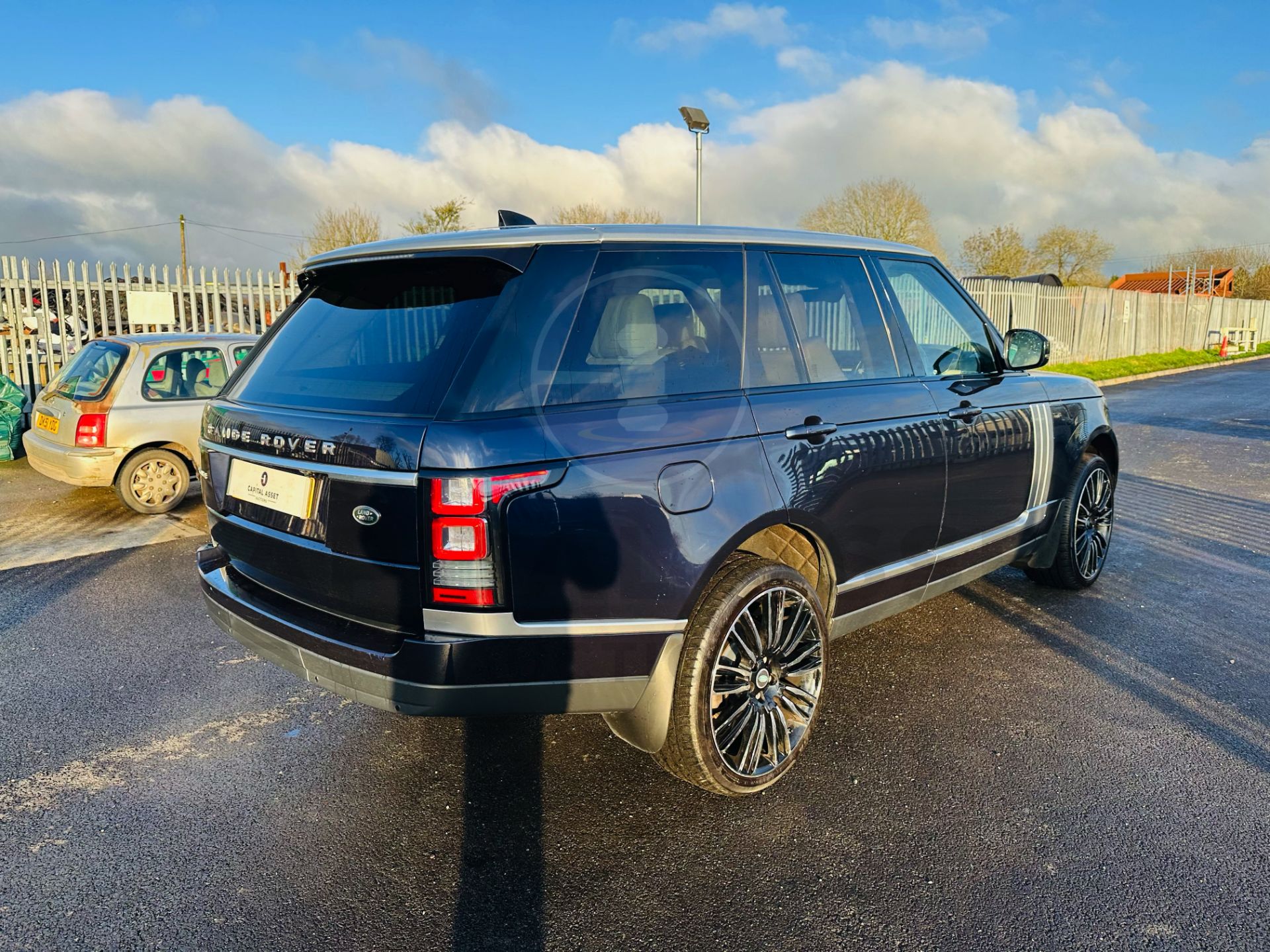 RANGE ROVER VOGUE "3.0 TDV6" AUTO - 17 REG - AIR SUSPENSION - LEATHER -SAT NAV - MEGA SPEC - NO VAT! - Image 9 of 37