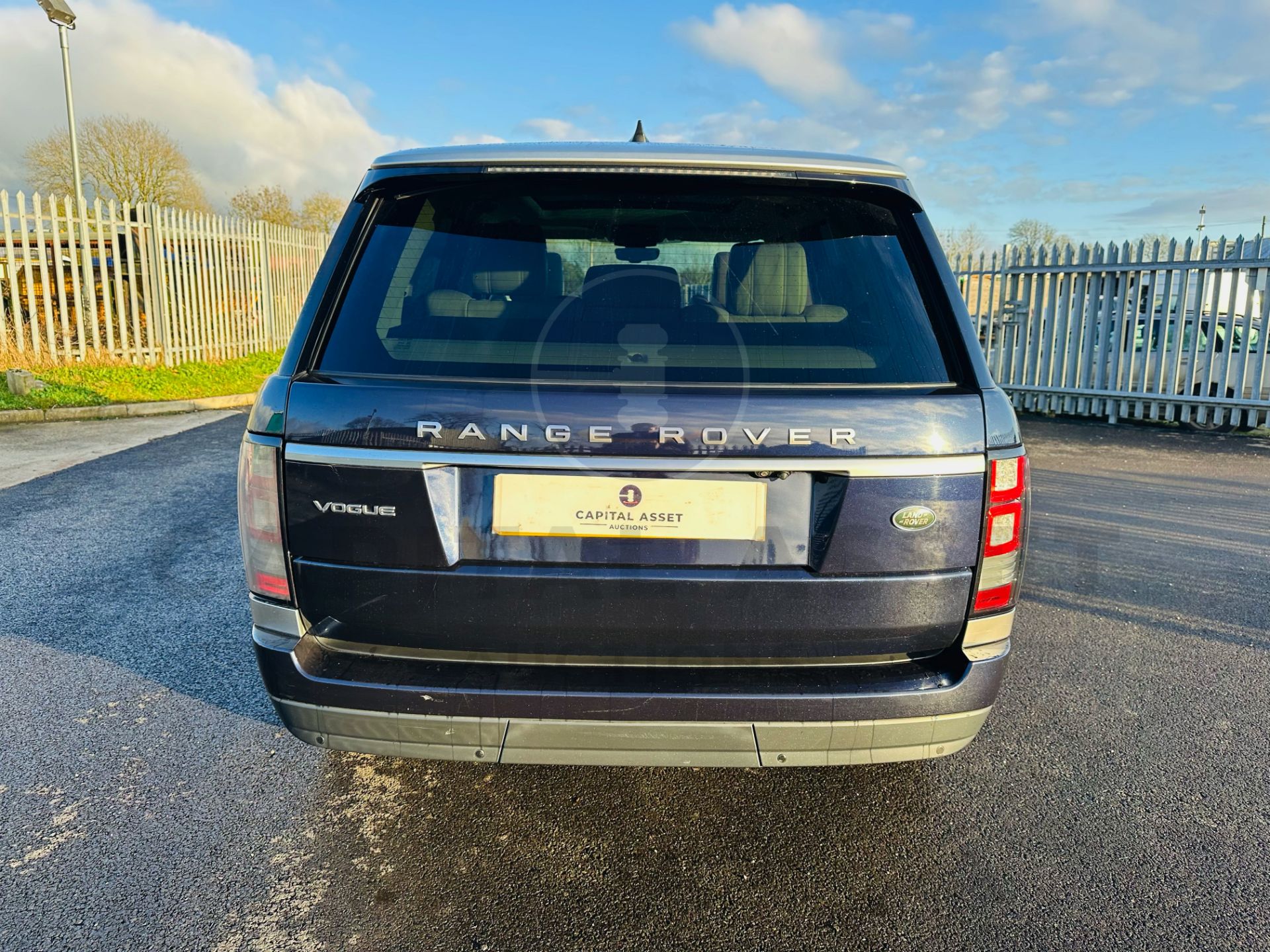 RANGE ROVER VOGUE "3.0 TDV6" AUTO - 17 REG - AIR SUSPENSION - LEATHER -SAT NAV - MEGA SPEC - NO VAT! - Image 8 of 37