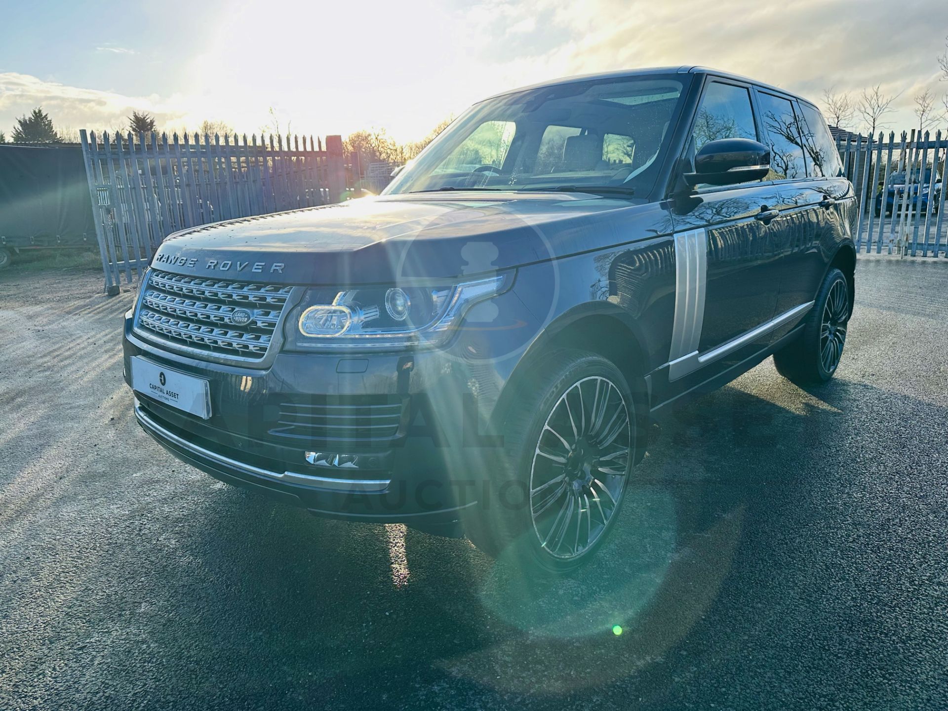 RANGE ROVER VOGUE "3.0 TDV6" AUTO - 17 REG - AIR SUSPENSION - LEATHER -SAT NAV - MEGA SPEC - NO VAT! - Image 4 of 37