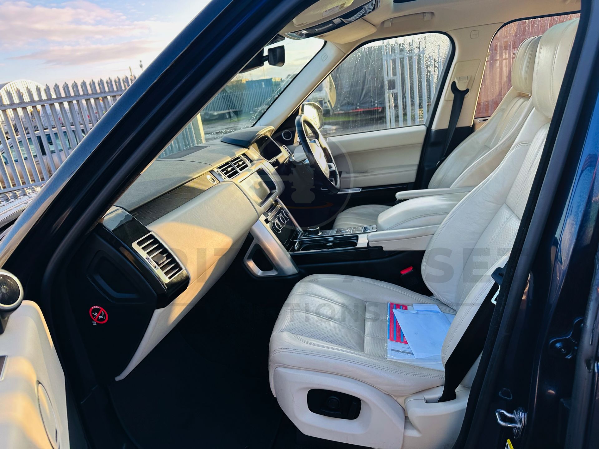 RANGE ROVER VOGUE "3.0 TDV6" AUTO - 17 REG - AIR SUSPENSION - LEATHER -SAT NAV - MEGA SPEC - NO VAT! - Image 16 of 37