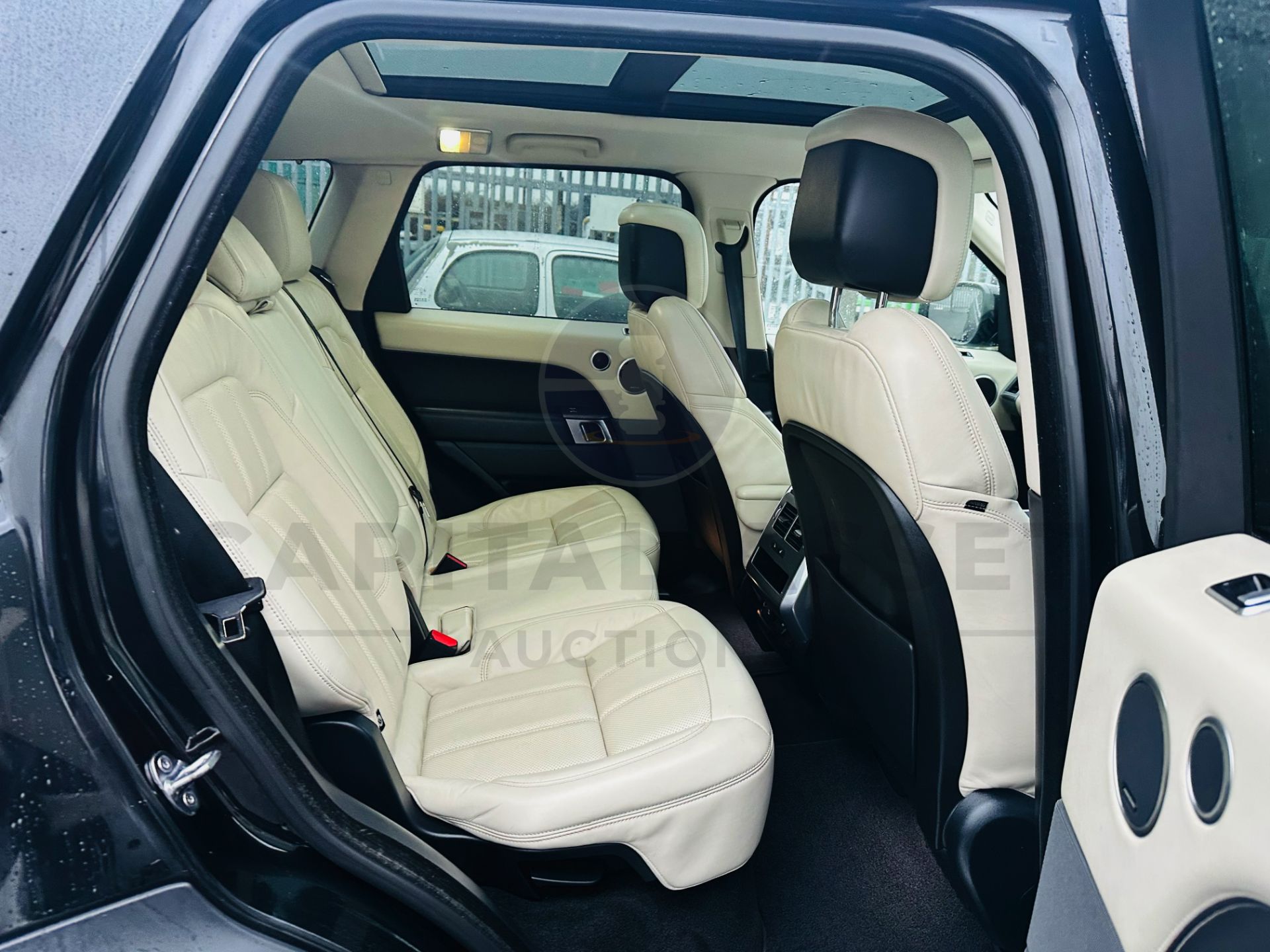 RANGE ROVER SPORT 3.0 "SDV6" AUTO "HSE DYNAMIC" 1 OWNER - 2019 MODEL - SAT NAV - PAN ROOF - NO VAT! - Image 11 of 38