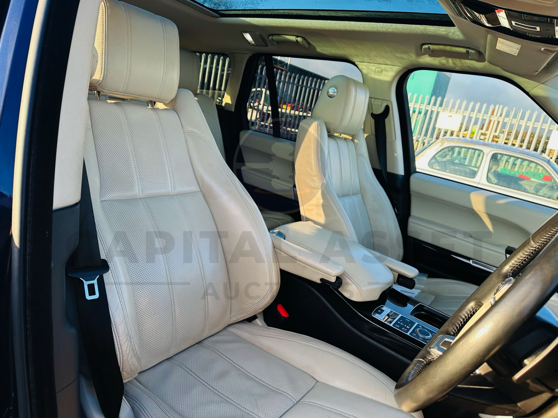 RANGE ROVER VOGUE "3.0 TDV6" AUTO - 17 REG - AIR SUSPENSION - LEATHER -SAT NAV - MEGA SPEC - NO VAT! - Image 20 of 37