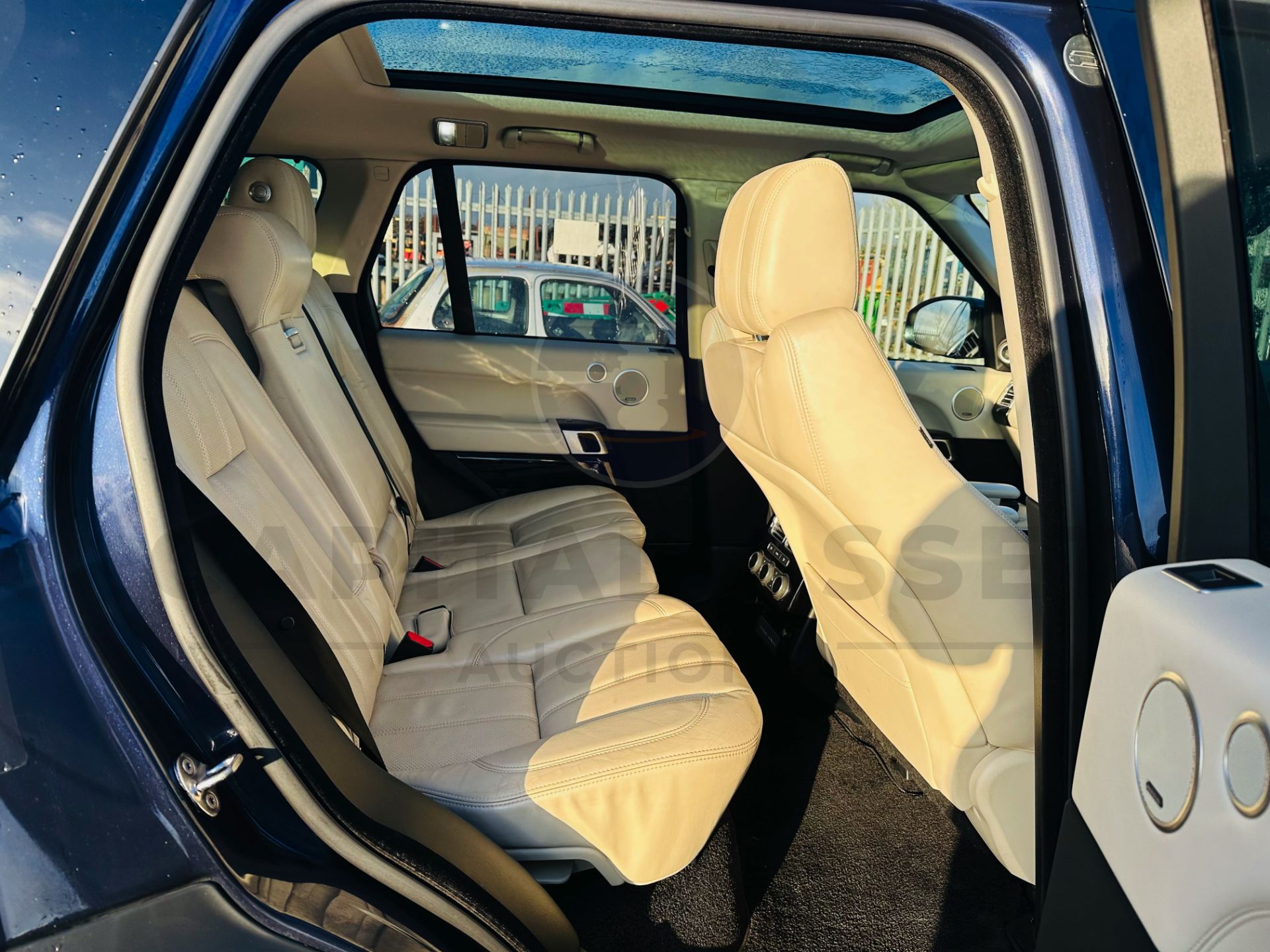 RANGE ROVER VOGUE "3.0 TDV6" AUTO - 17 REG - AIR SUSPENSION - LEATHER -SAT NAV - MEGA SPEC - NO VAT! - Image 11 of 37