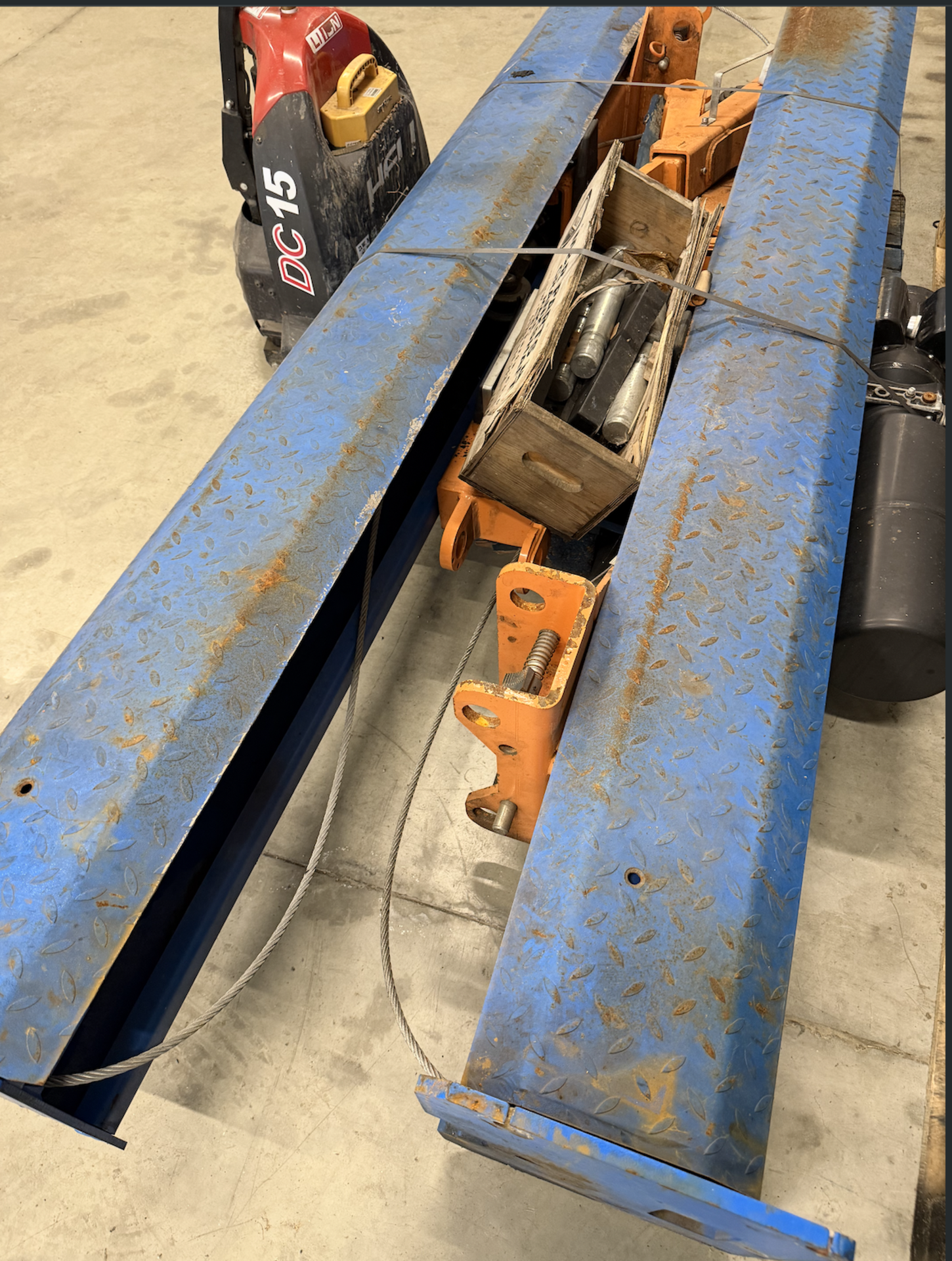Dual Post Ramp 2 post vehicle lift / car ramp. Industrial two-post vehicle lifting ...