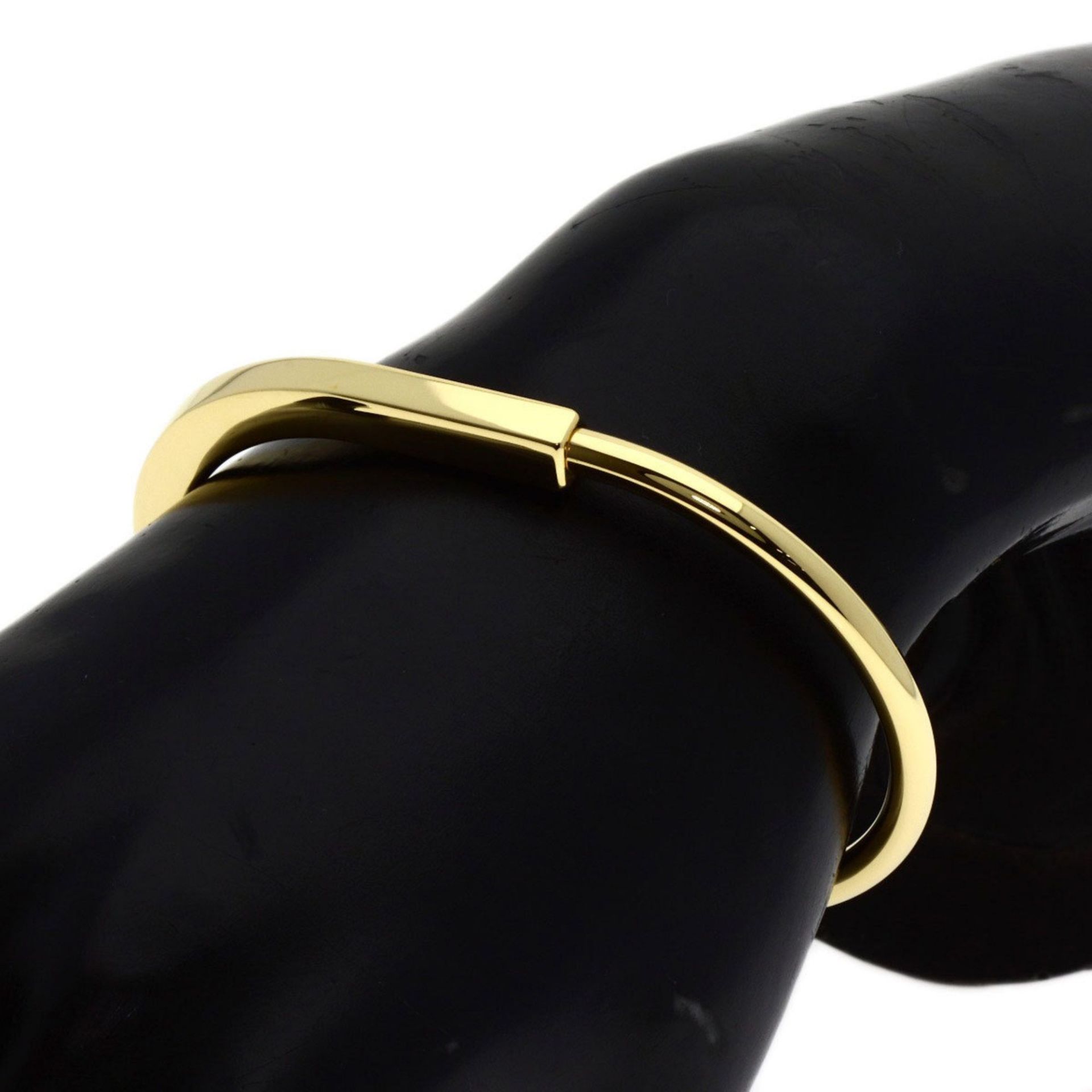 Tiffany Lock Bangle Bracelet in 18K Yellow Gold for Women. TIFFANY & Co. - Image 4 of 8
