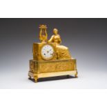 A French gilt bronze Empire 'Souvenir' mantel clock, first half 19th C.