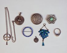 Collection of jewellery including a Ruskin-style pewter brooch set with a green stone cabochon, an
