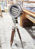 Floor lamp in the form of a vintage-style theatre/movie spotlight, on a wooden tripod telescopic