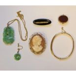 Collection of jewellery including a cameo brooch in an open scrollwork yellow metal mount, 5cm high,