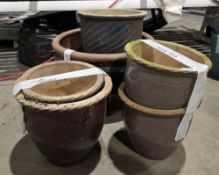 Assorted garden pots including a large squat form pot, approx 46cm wide (7)