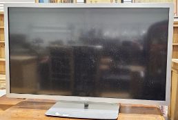 Philips 47 inch flat screen TV model no:47PFL7666T/12