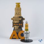 Bosch Germany and Spark Plug AC. Lamp in the form of a spark plug and a publicity in cardboard. 1940