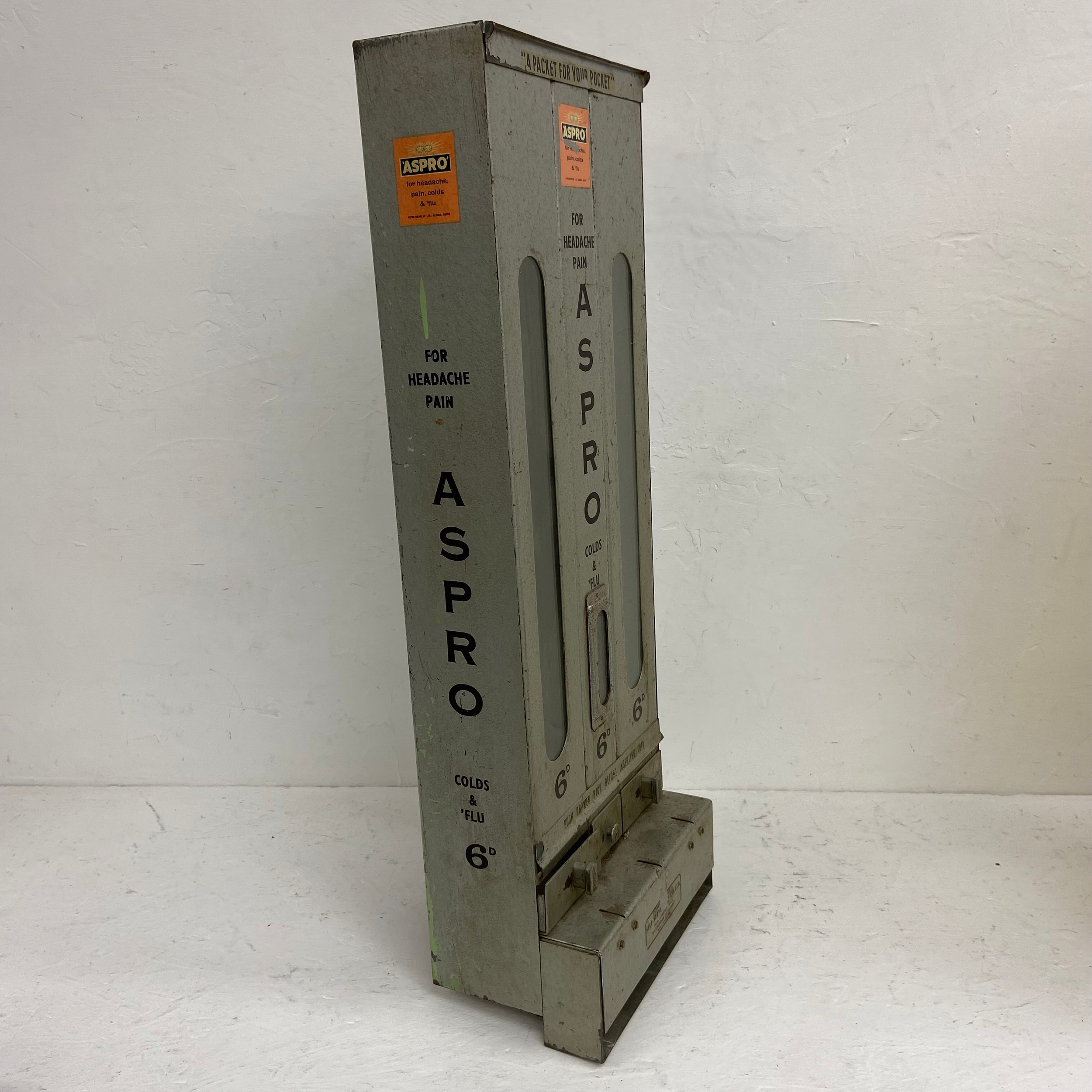 A mid-century metal cased Aspro vending machine together with a later German Pez dispenser. H.77 W. - Image 7 of 8