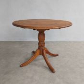 A 19th century style pine circular dining table on quadruped swept supports. H.75 Dia.100cm