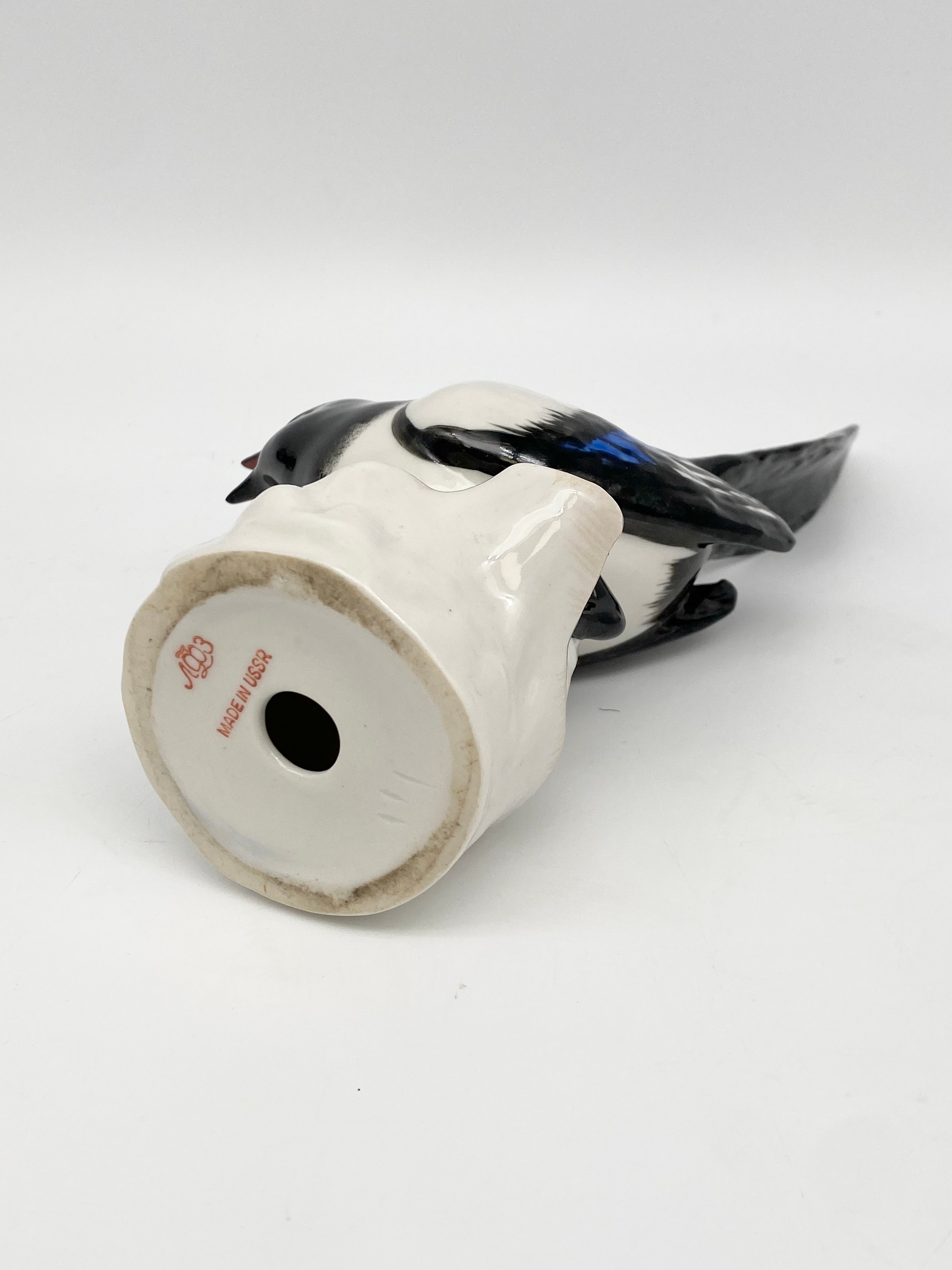 A pair of vintage Russian USSR Lomonosov porcelain magpies with maker's marks. H.26cm each - Image 4 of 4