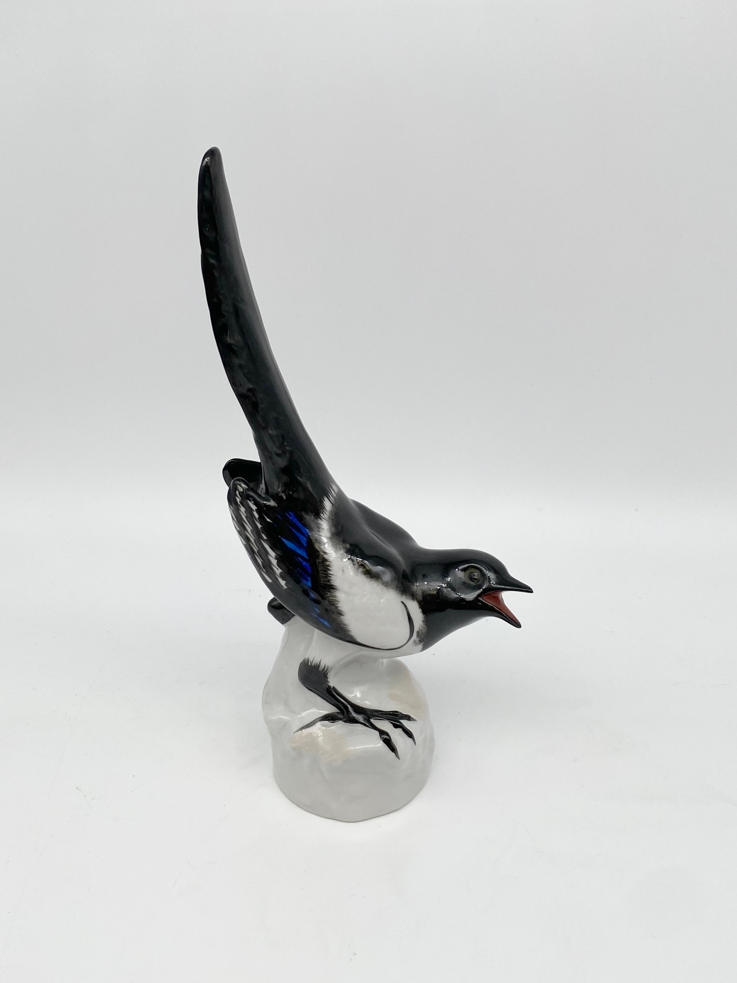 A pair of vintage Russian USSR Lomonosov porcelain magpies with maker's marks. H.26cm each - Image 2 of 4