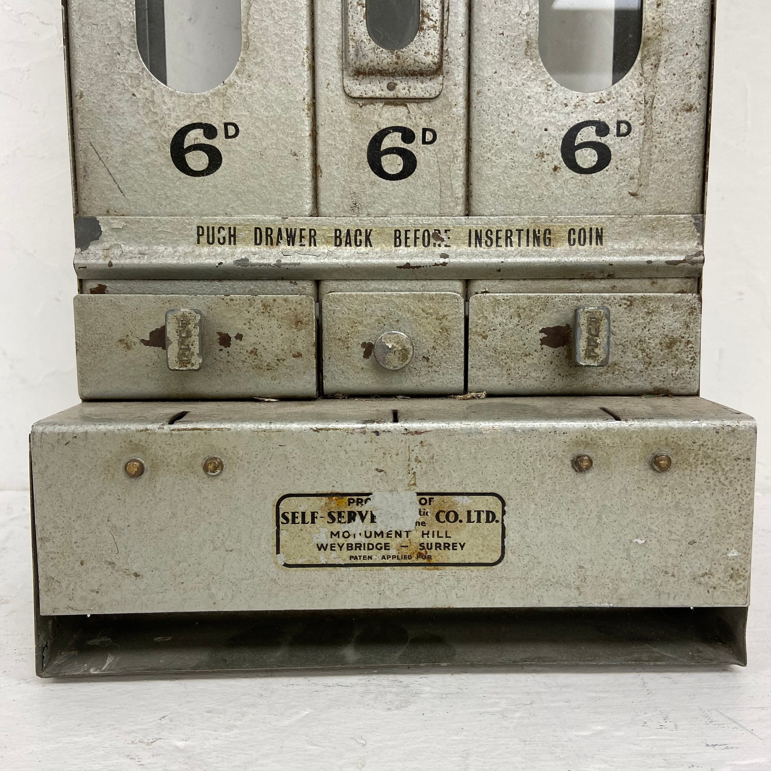 A mid-century metal cased Aspro vending machine together with a later German Pez dispenser. H.77 W. - Image 6 of 8