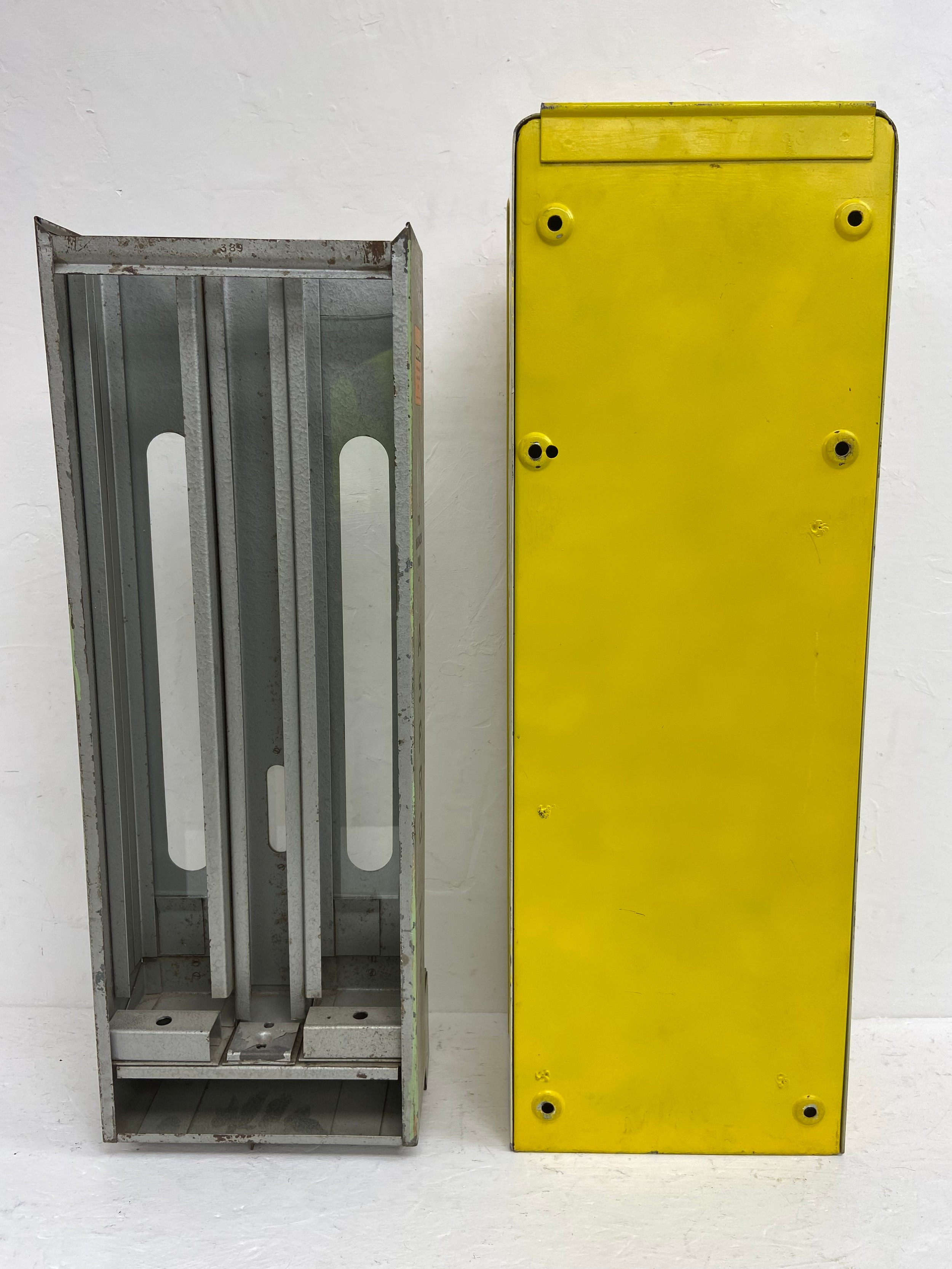 A mid-century metal cased Aspro vending machine together with a later German Pez dispenser. H.77 W. - Image 8 of 8