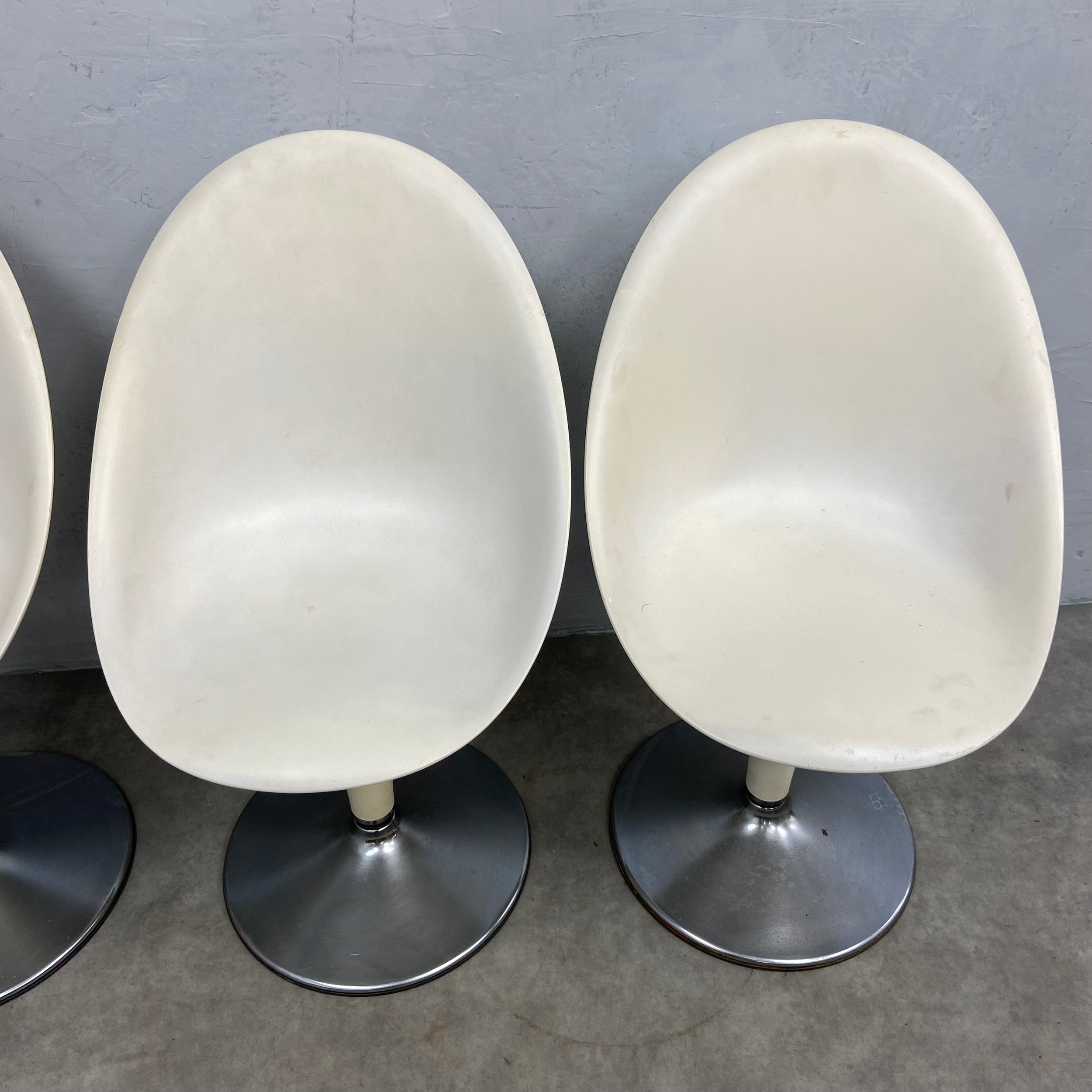 A set of four vintage Bombo dining chairs each with white composite moulded egg or bucket seat - Image 2 of 5