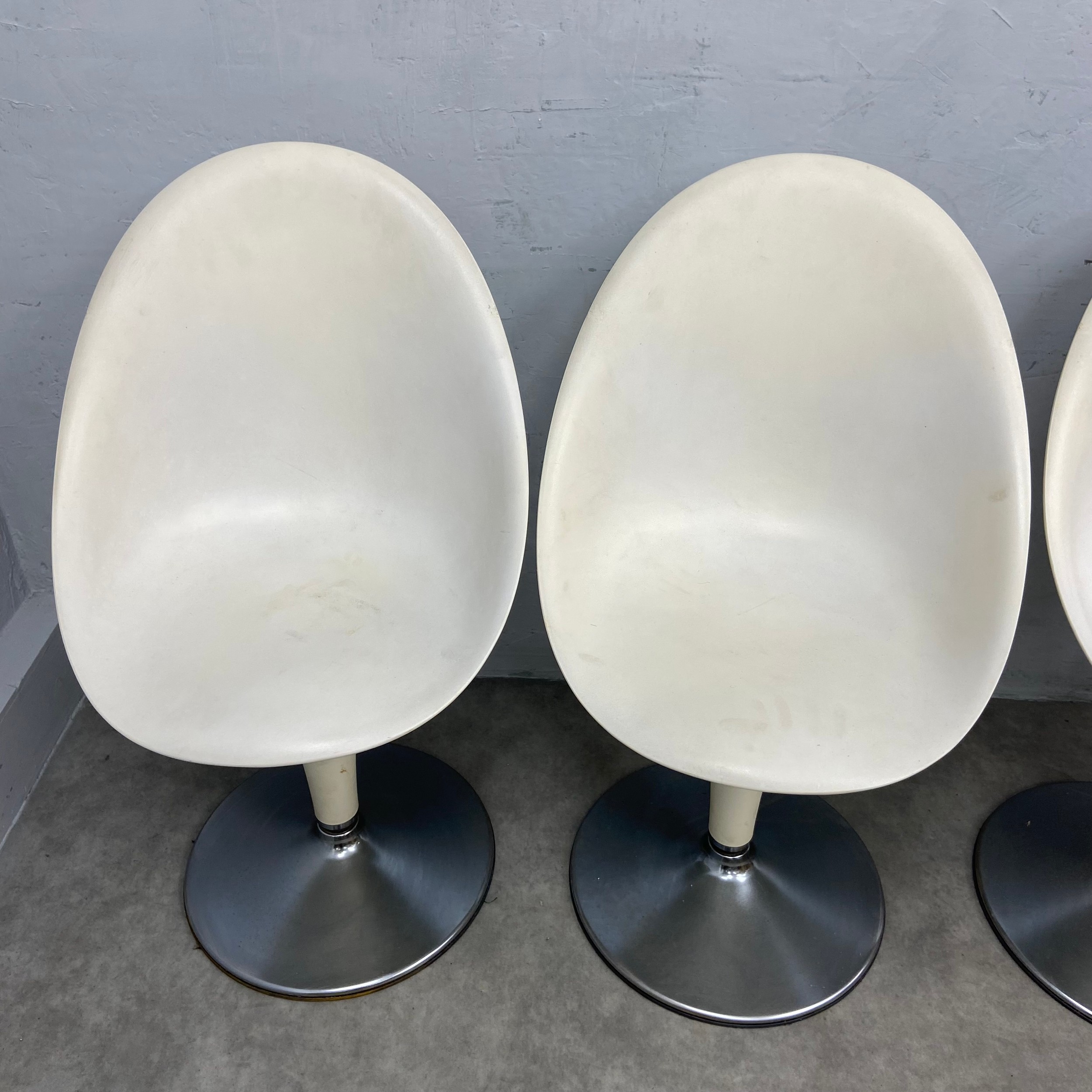 A set of four vintage Bombo dining chairs each with white composite moulded egg or bucket seat - Image 3 of 5