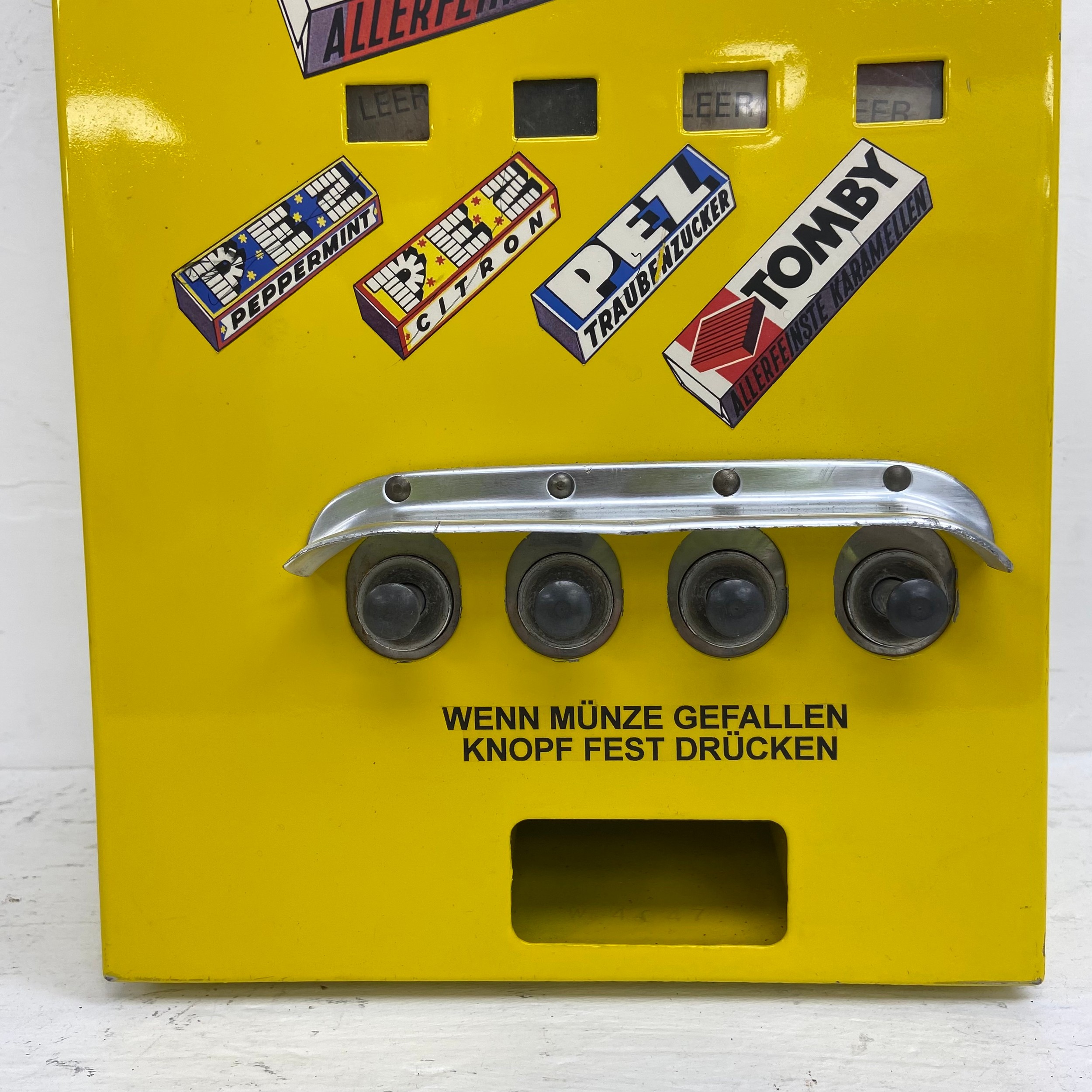 A mid-century metal cased Aspro vending machine together with a later German Pez dispenser. H.77 W. - Image 3 of 8