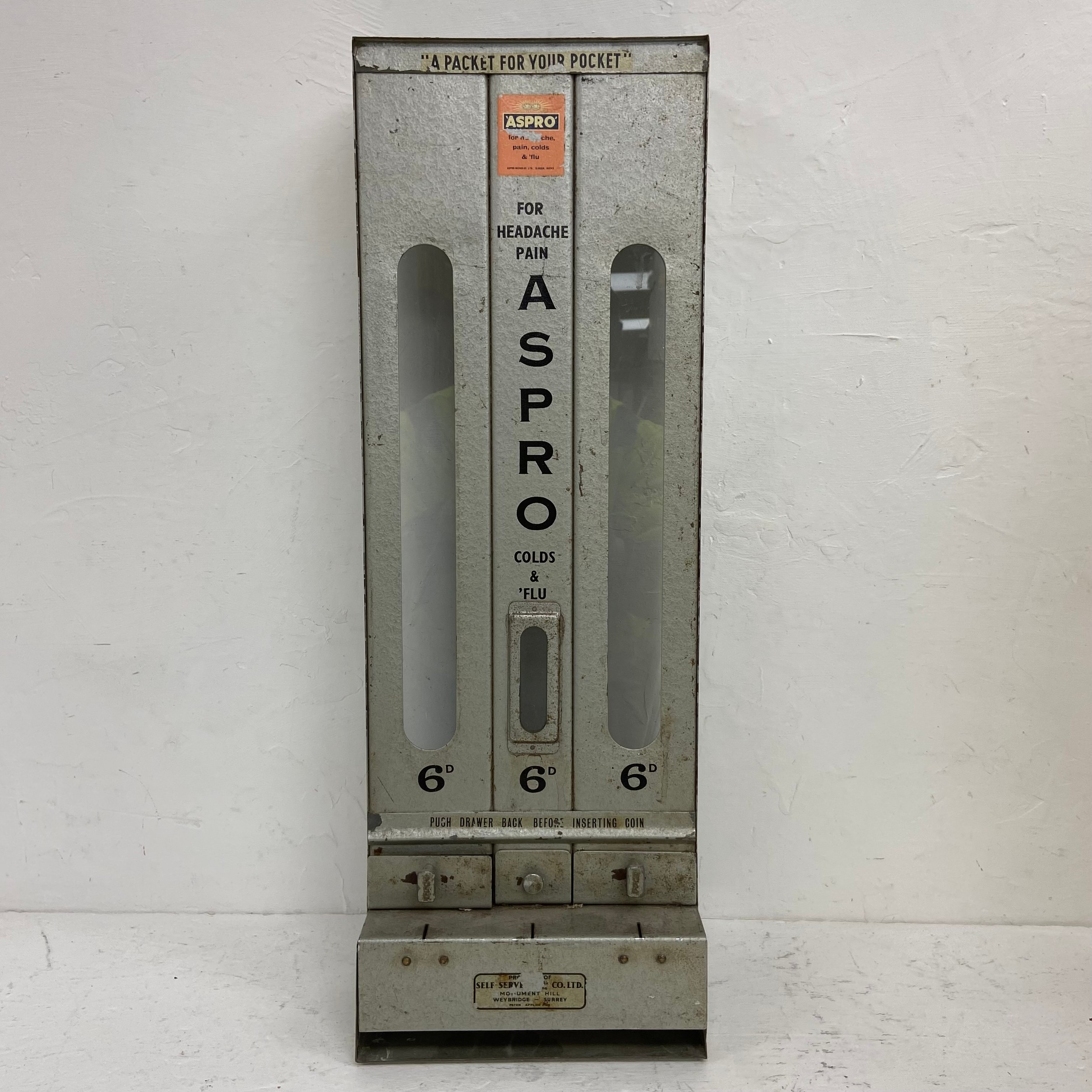 A mid-century metal cased Aspro vending machine together with a later German Pez dispenser. H.77 W. - Image 5 of 8
