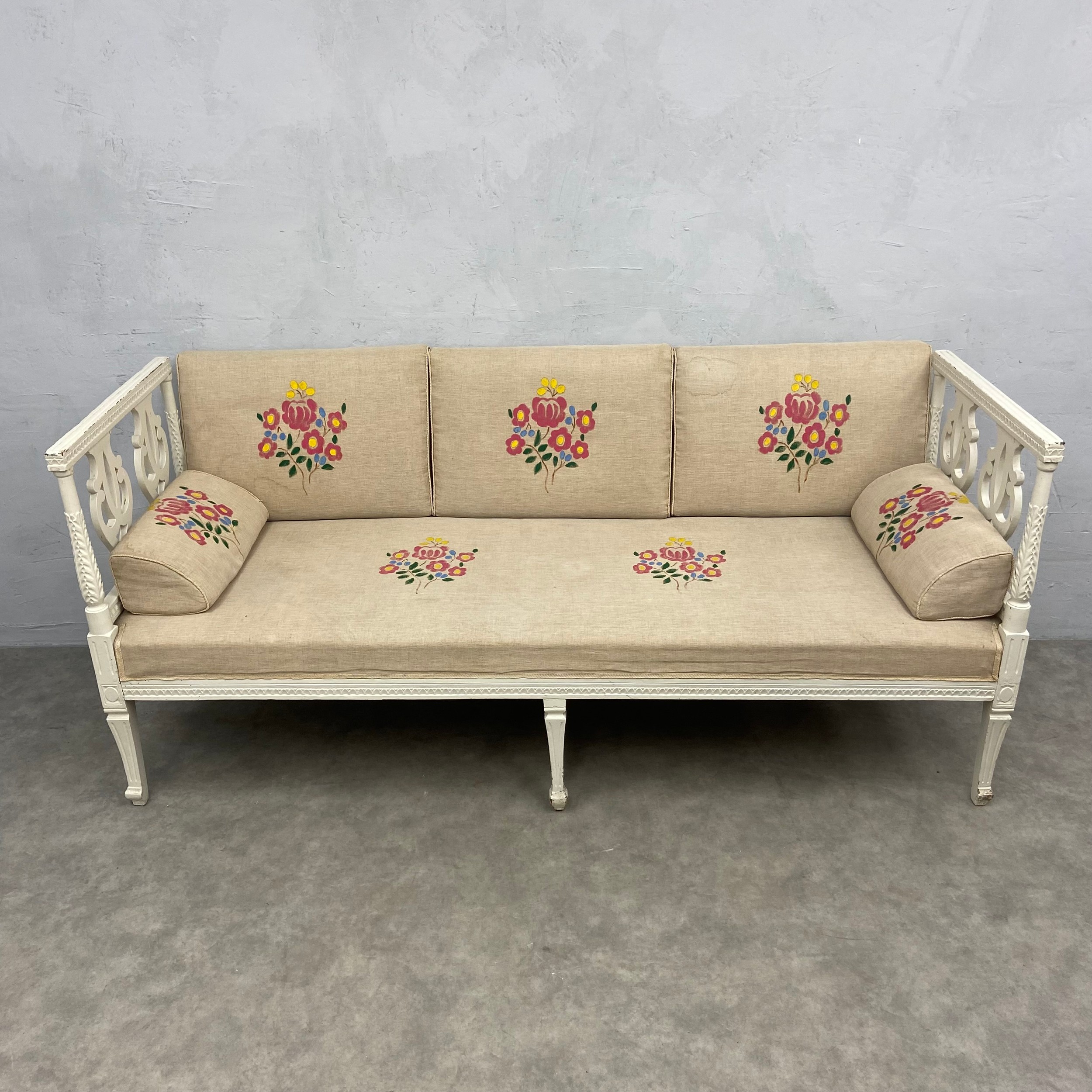 A 19th century Gustavian window seat or day bed with needlework upholstered seat raised on a painted - Image 4 of 6