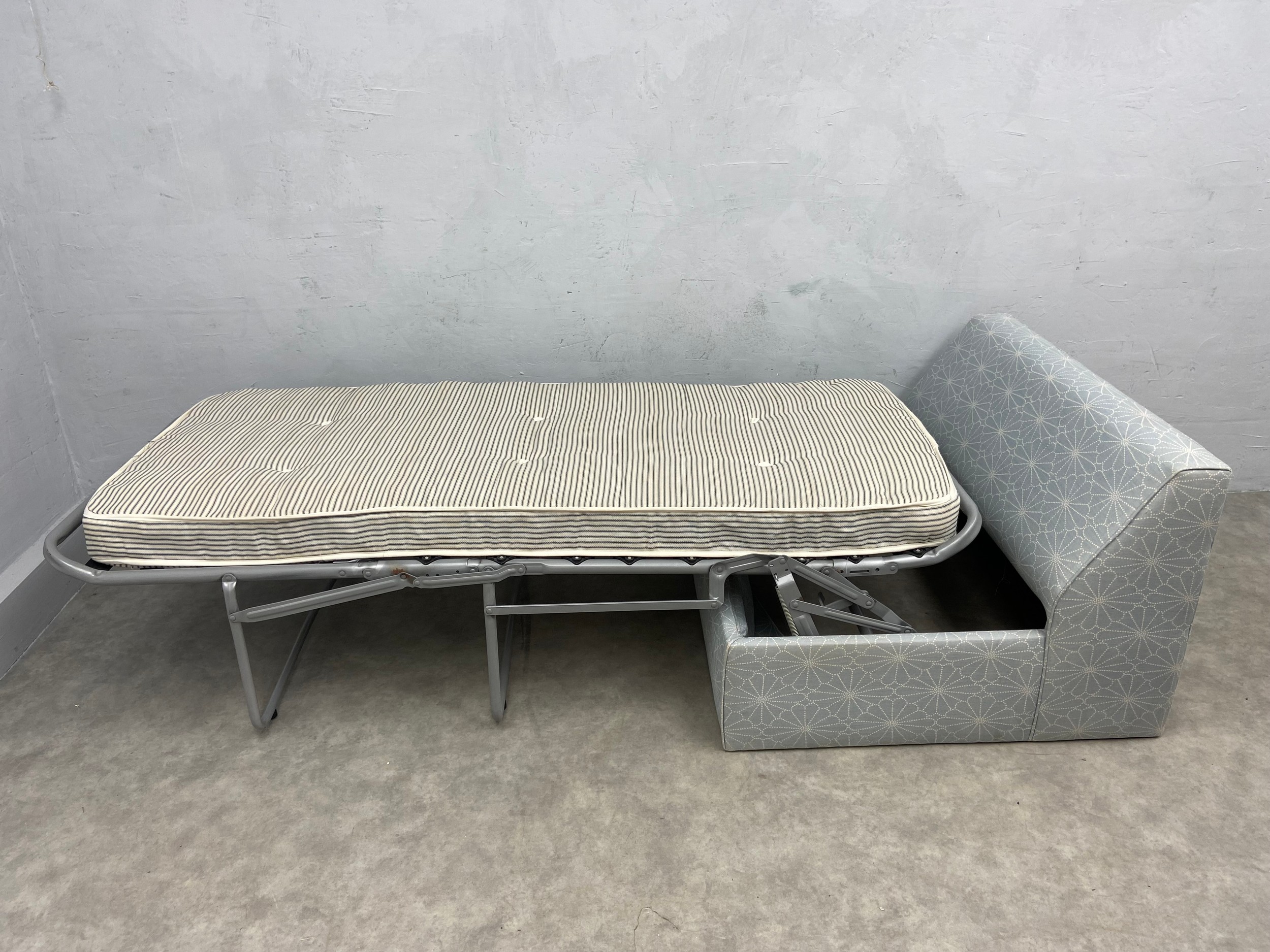 A contemporary single sofa bed with pale blue patterned upholstery. H.85 W.103 D.92cm. Mattress. L. - Image 4 of 5