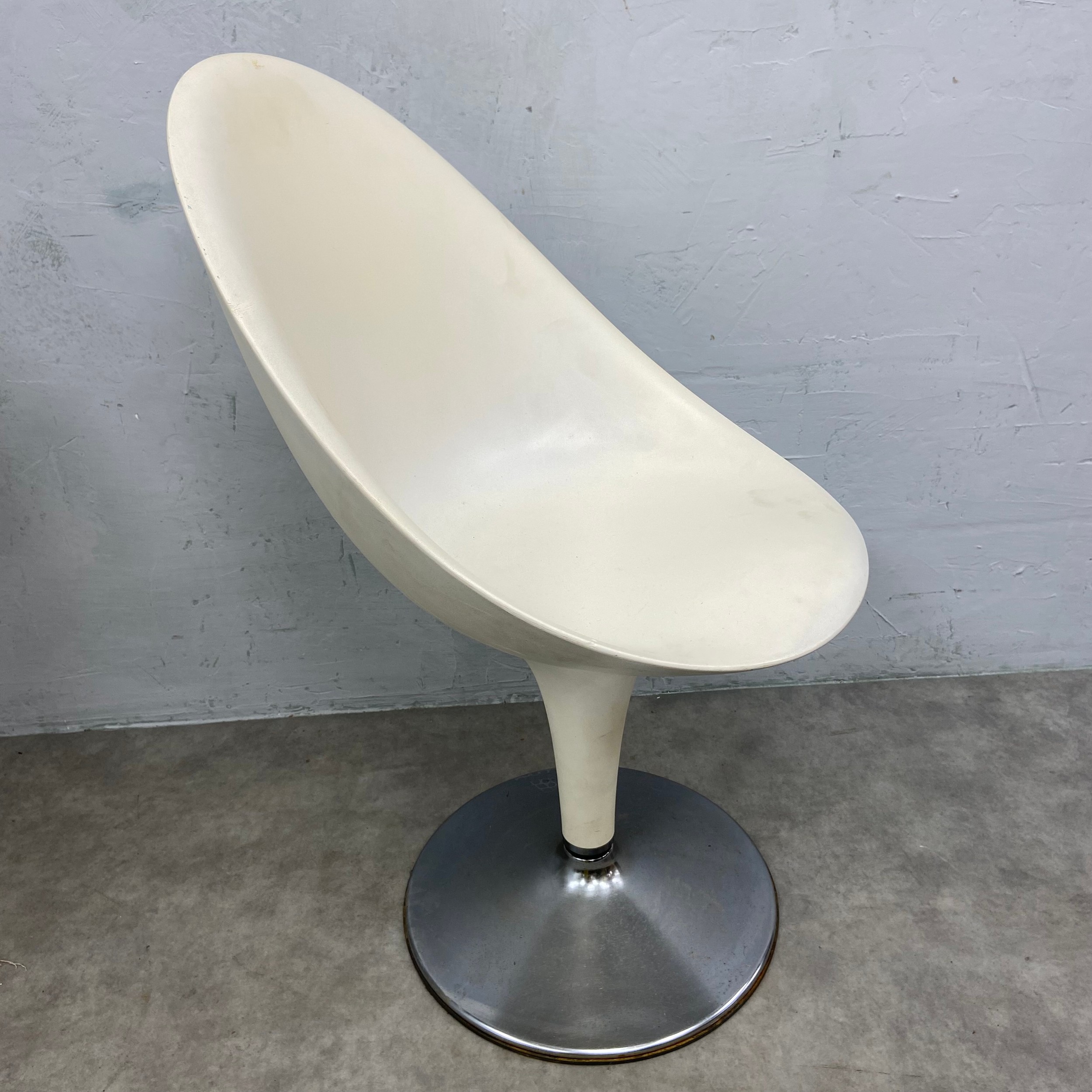 A set of four vintage Bombo dining chairs each with white composite moulded egg or bucket seat - Image 5 of 5