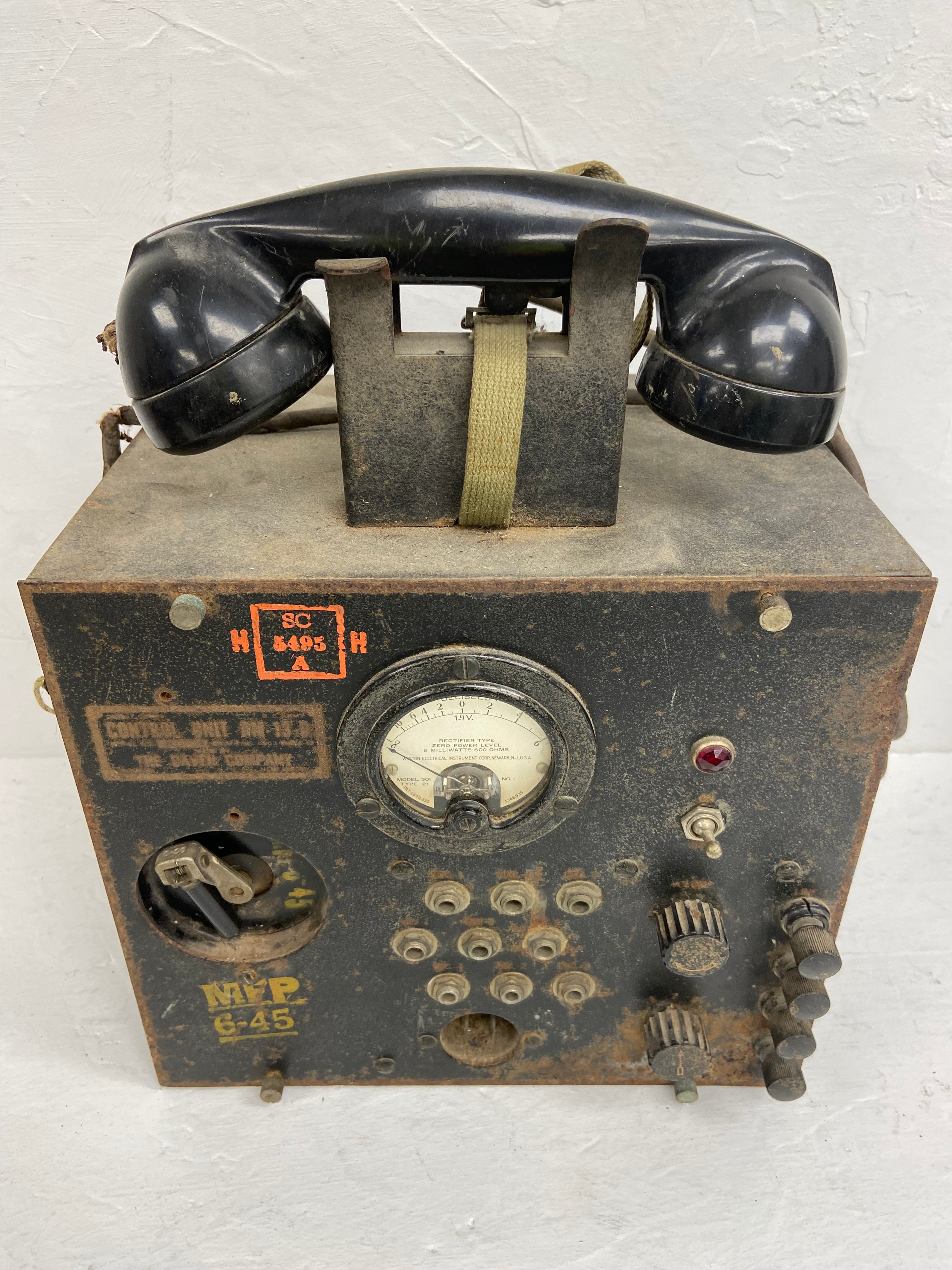 A mixed collection of military interest to include an early to mid 20th century U.S. Army Signal - Image 2 of 24