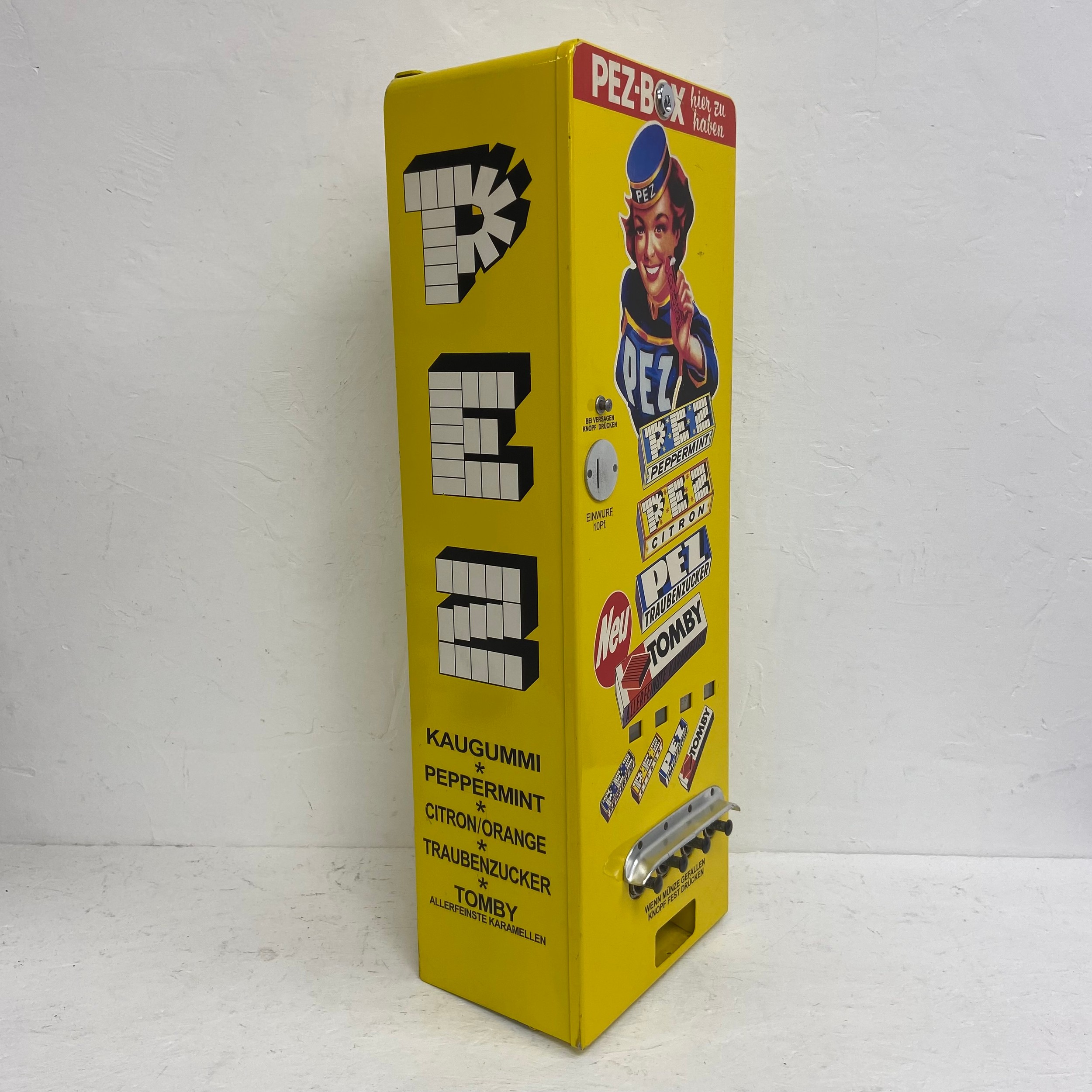 A mid-century metal cased Aspro vending machine together with a later German Pez dispenser. H.77 W. - Image 4 of 8